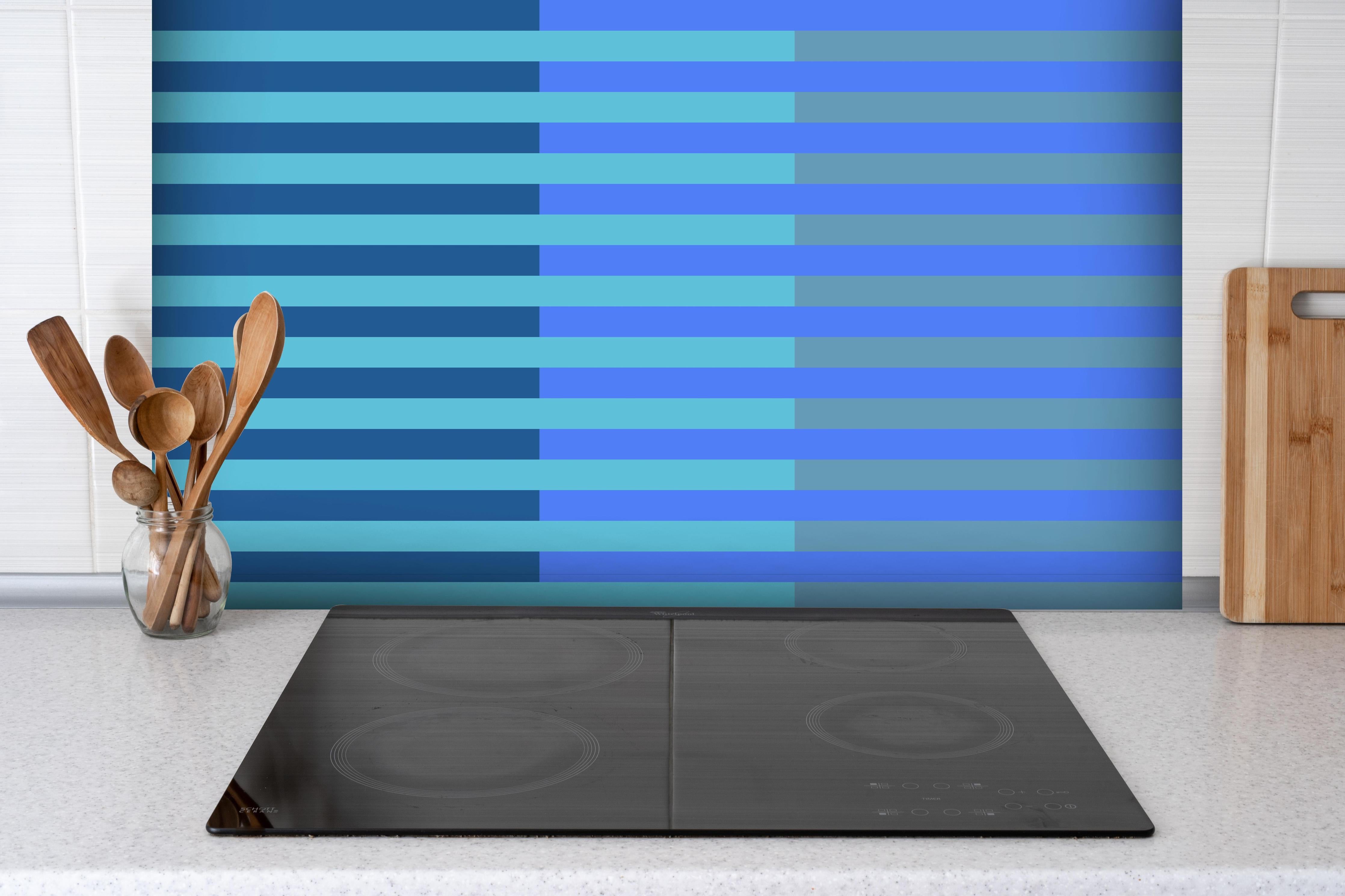 Spritzschutz - The Blues - Multy Stripes - Cornflower hinter einem Cerankochfeld zwischen Holz-Kochutensilien