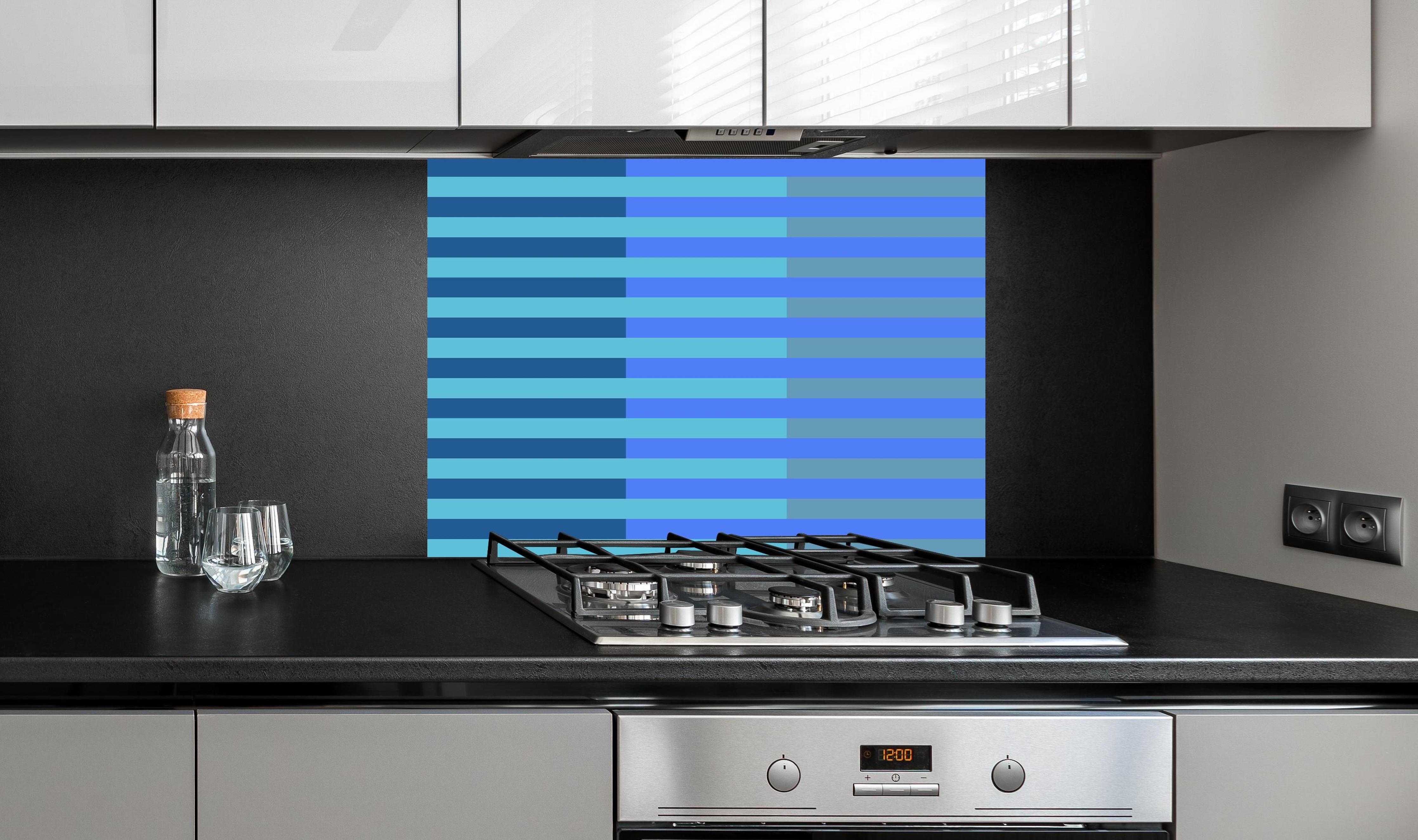 Spritzschutz - The Blues - Multy Stripes - Cornflower hinter einem Cerankochfeld zwischen Holz-Kochutensilien
