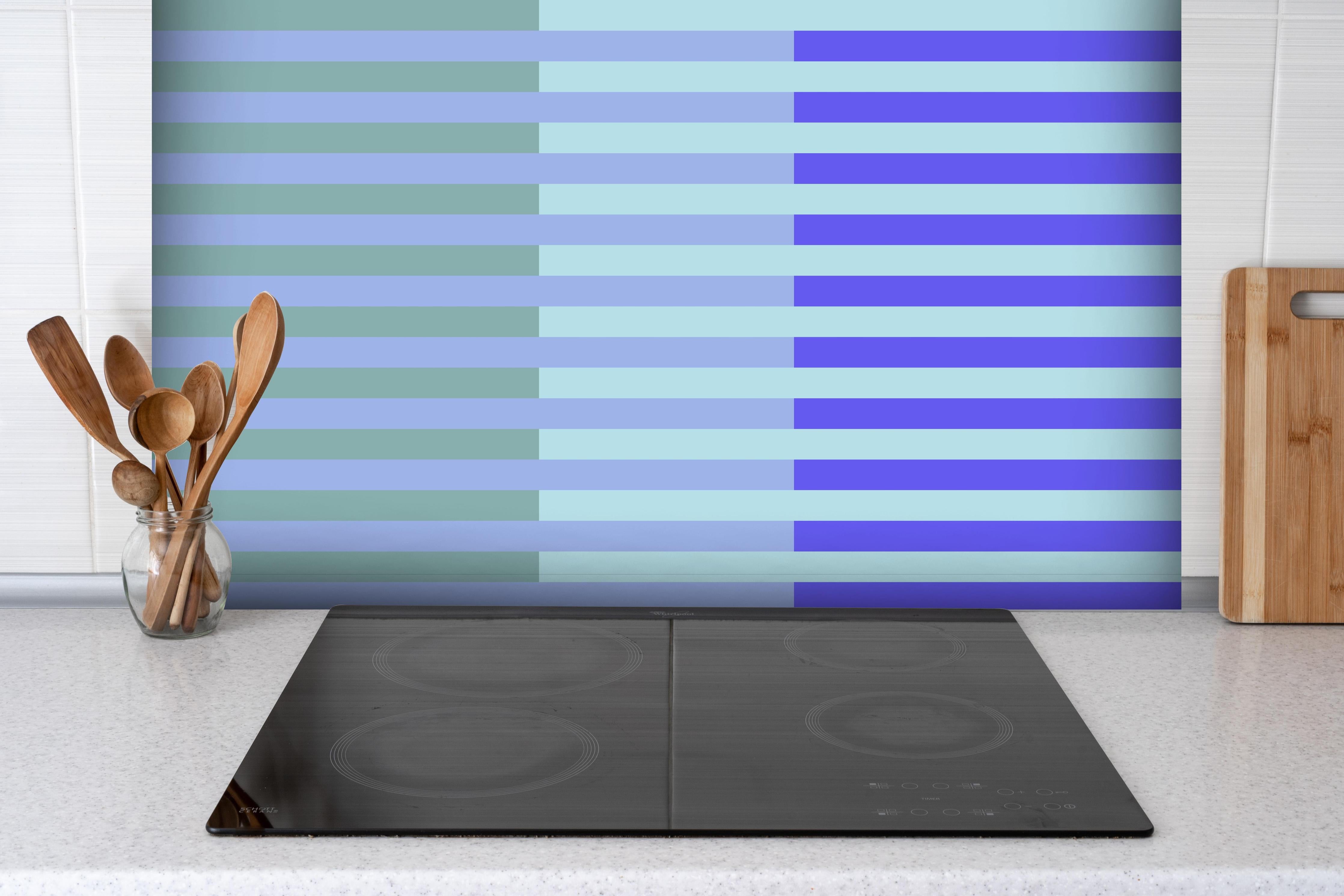 Spritzschutz - The Blues - Multy Stripes - Lavender hinter einem Cerankochfeld zwischen Holz-Kochutensilien