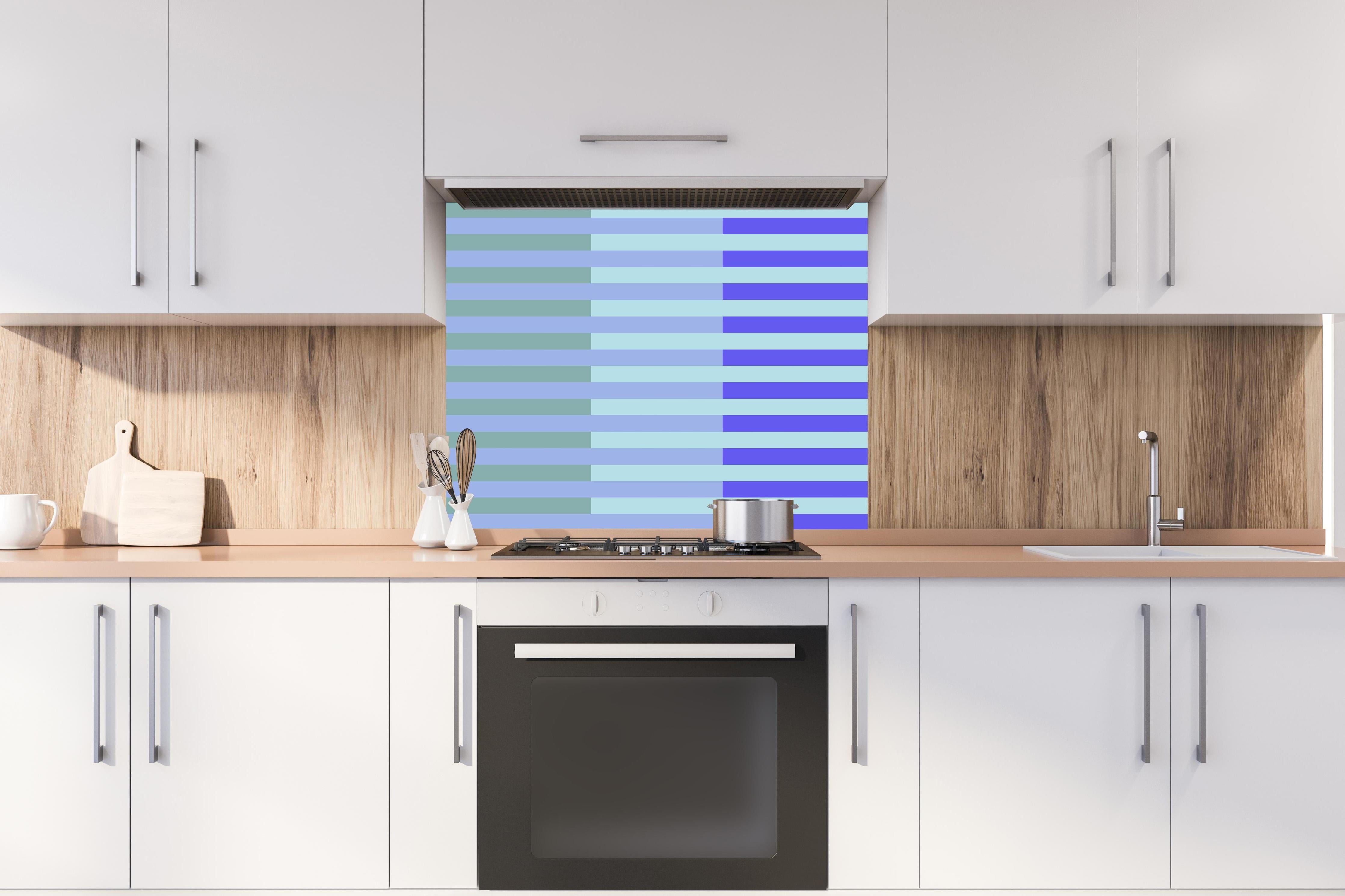 Spritzschutz - The Blues - Multy Stripes - Lavender hinter einem Cerankochfeld zwischen Holz-Kochutensilien