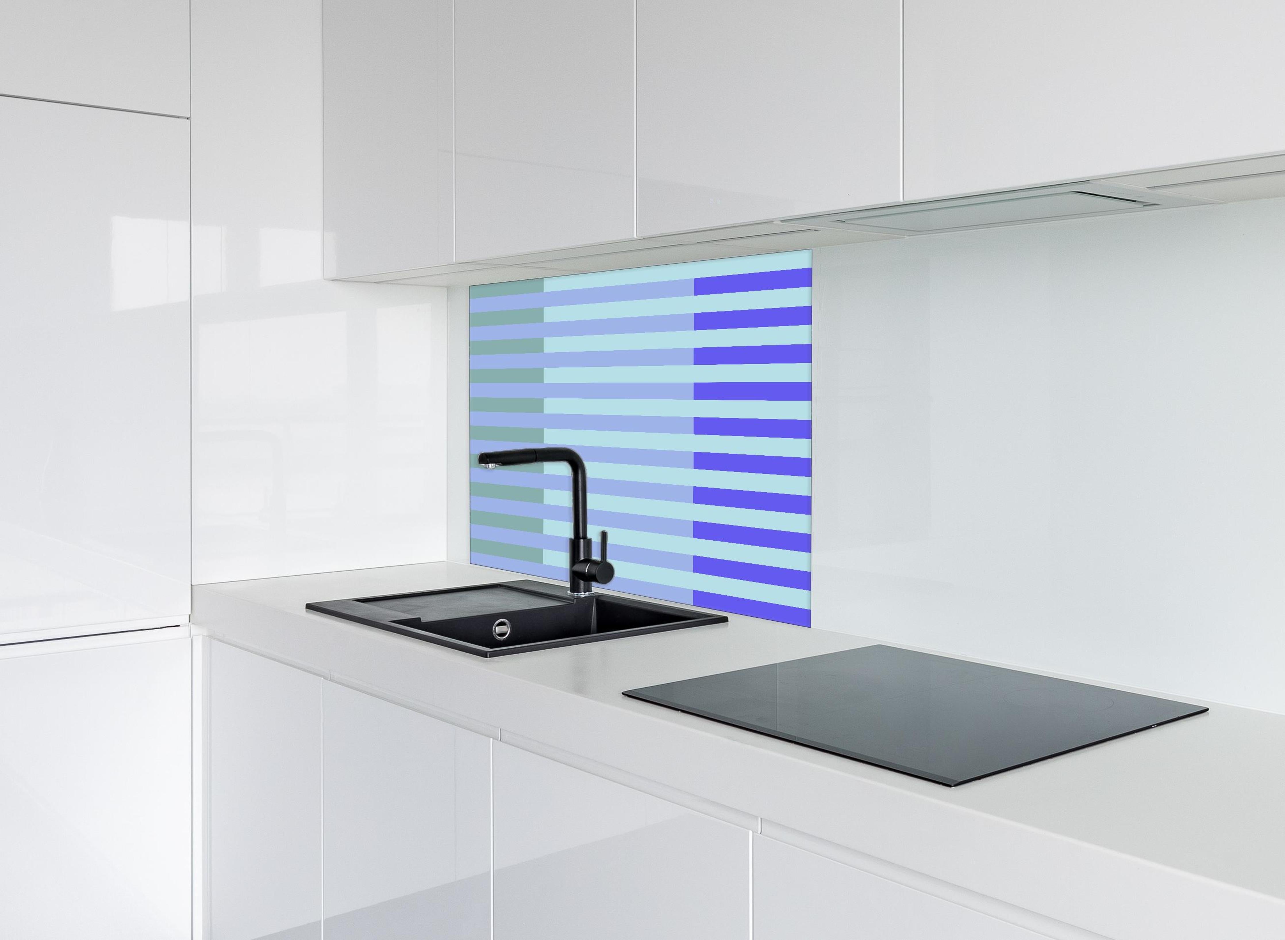 Spritzschutz - The Blues - Multy Stripes - Lavender hinter einem Cerankochfeld zwischen Holz-Kochutensilien