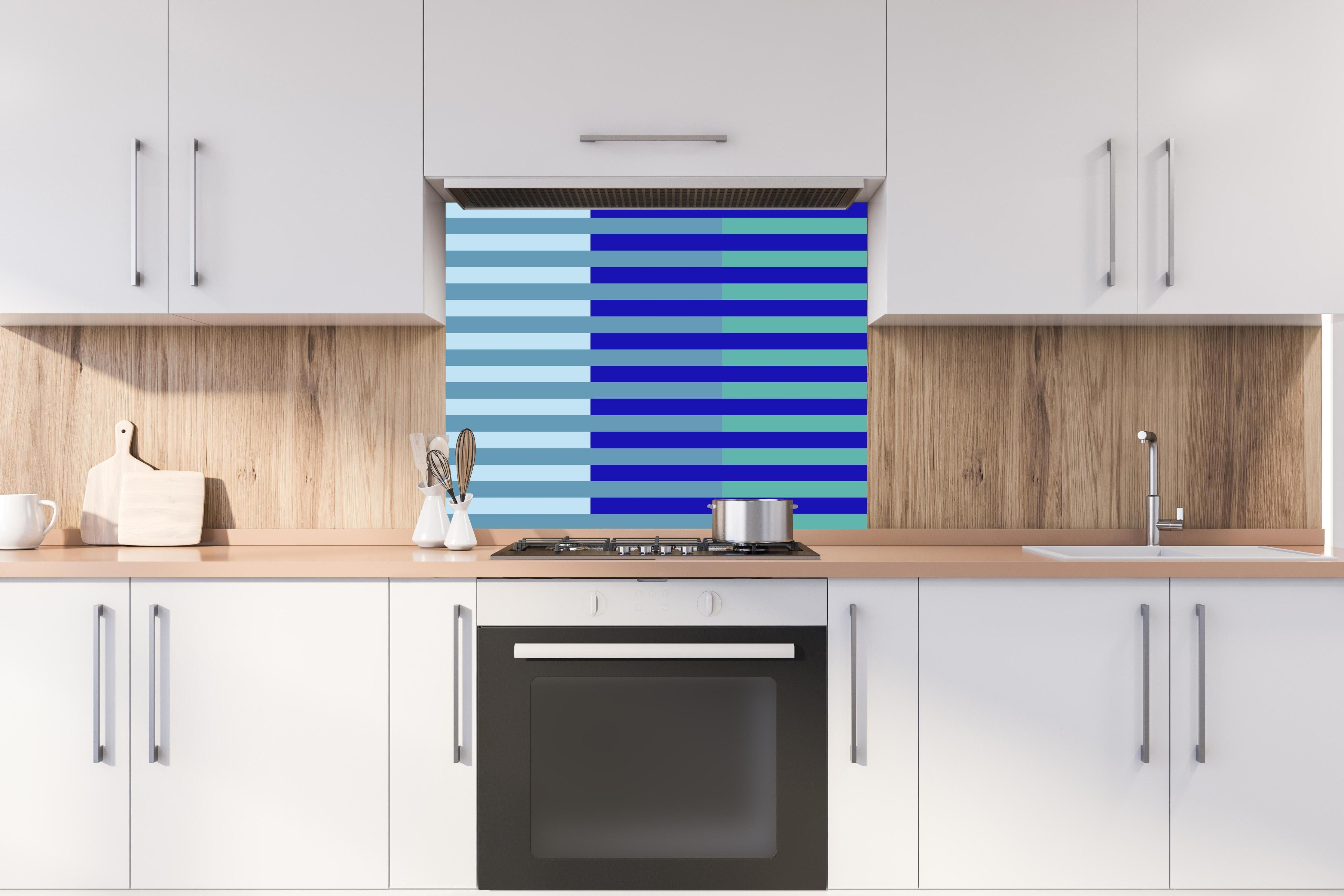 Spritzschutz - The Blues - Multy Stripes - Ocean hinter einem Cerankochfeld zwischen Holz-Kochutensilien