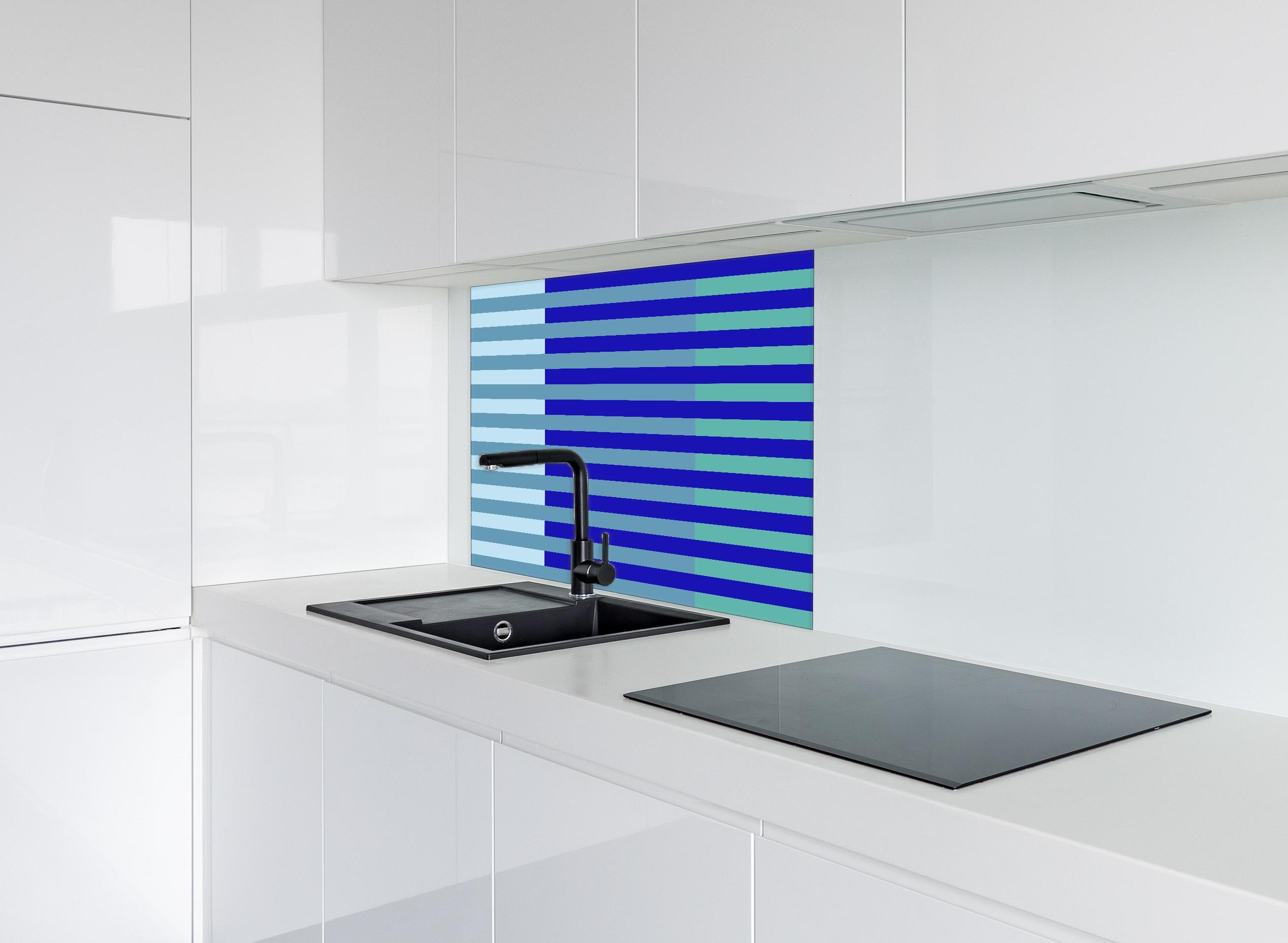 Spritzschutz - The Blues - Multy Stripes - Ocean hinter einem Cerankochfeld zwischen Holz-Kochutensilien