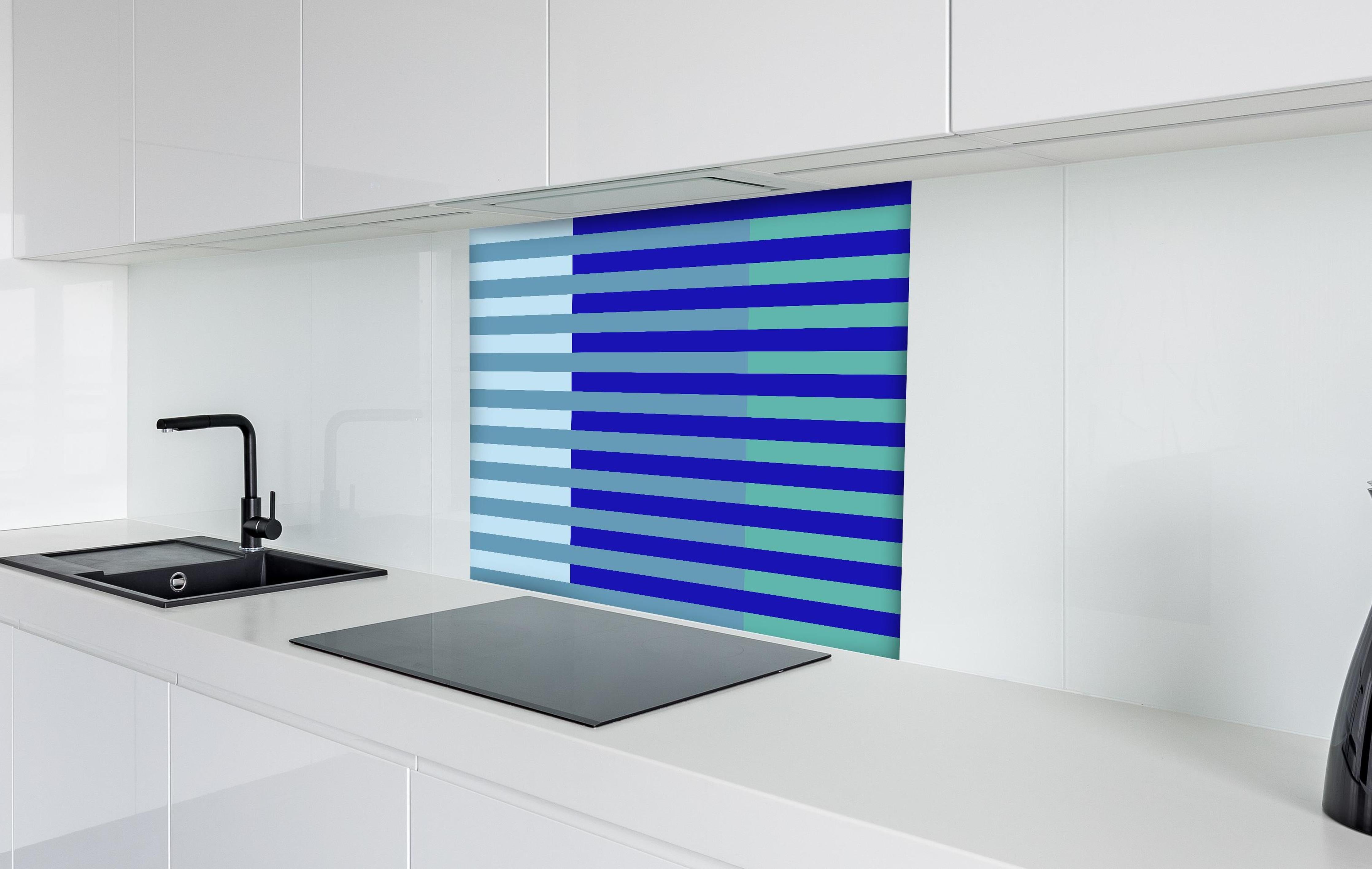 Spritzschutz - The Blues - Multy Stripes - Ocean hinter einem Cerankochfeld zwischen Holz-Kochutensilien
