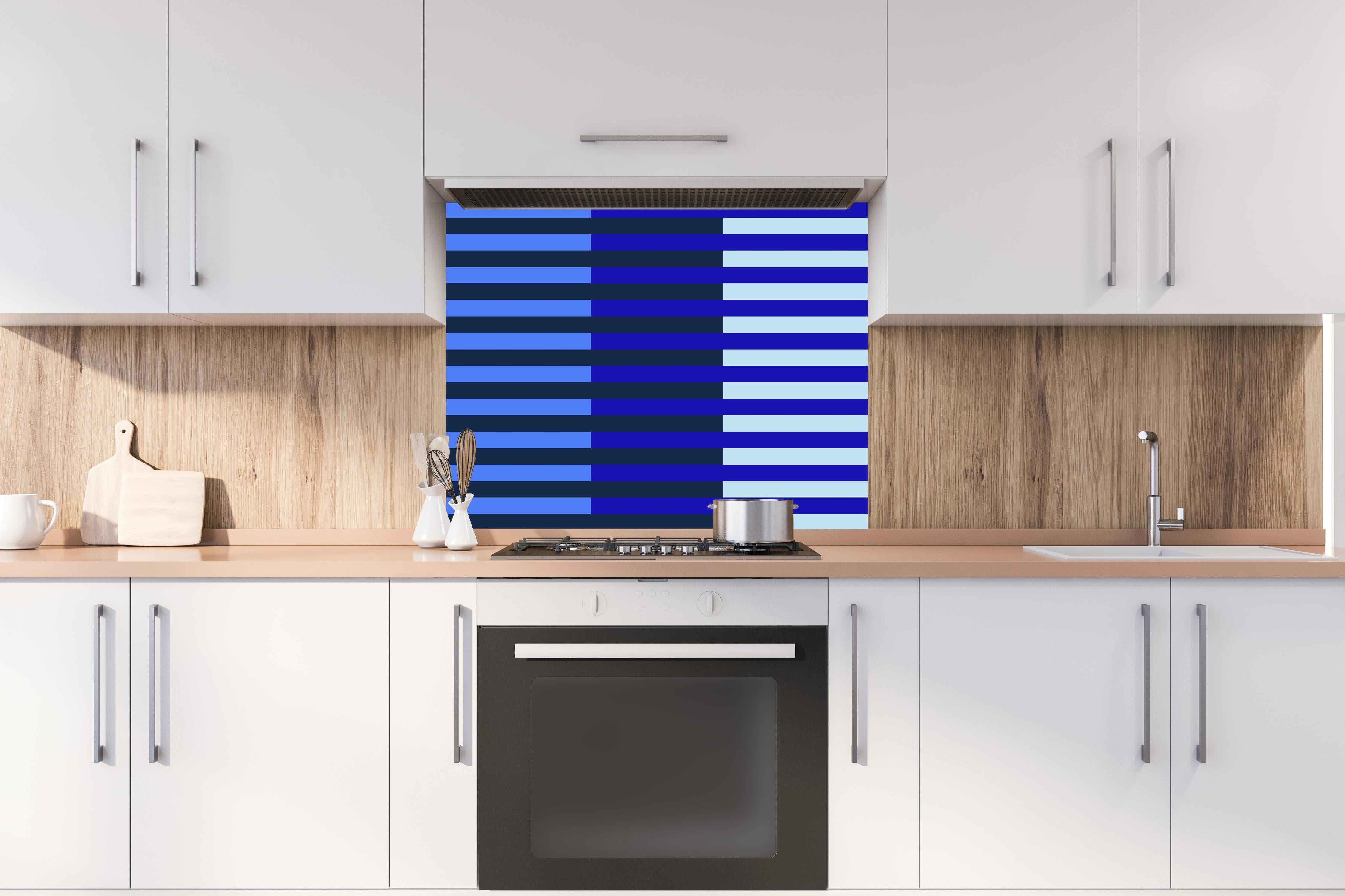 Spritzschutz - The Blues - Multy Stripes - Waterfall hinter einem Cerankochfeld zwischen Holz-Kochutensilien