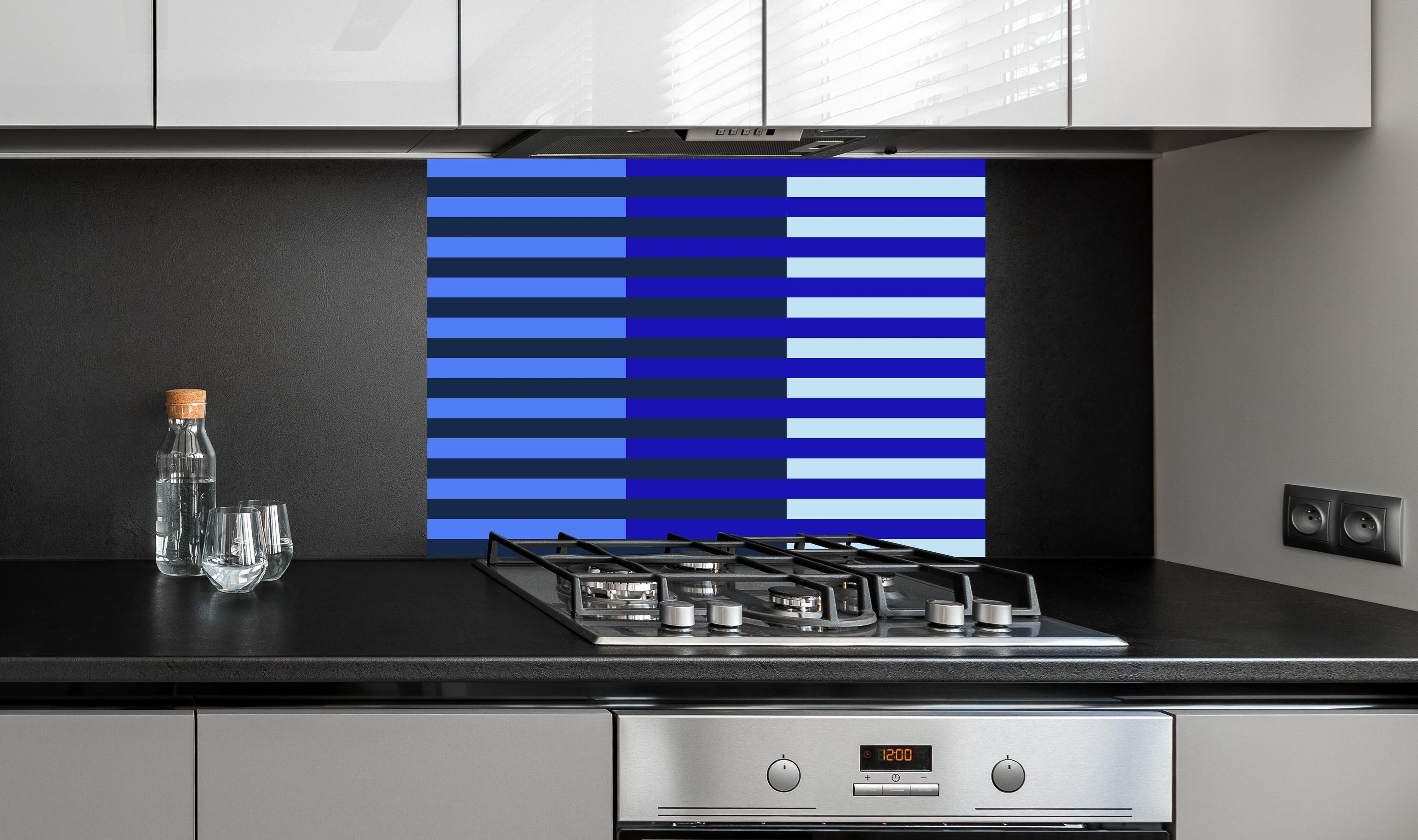 Spritzschutz - The Blues - Multy Stripes - Waterfall hinter einem Cerankochfeld zwischen Holz-Kochutensilien