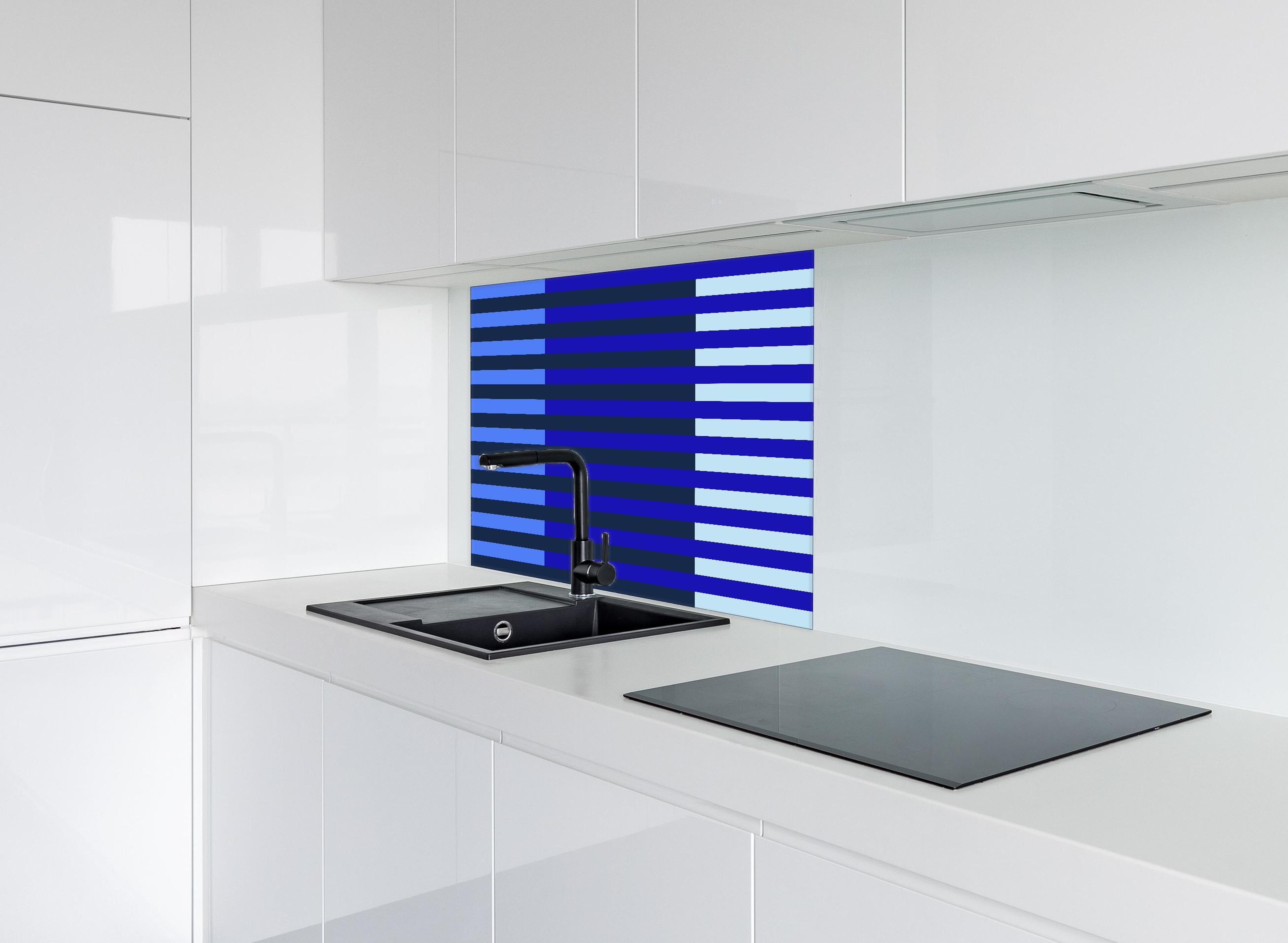 Spritzschutz - The Blues - Multy Stripes - Waterfall hinter einem Cerankochfeld zwischen Holz-Kochutensilien