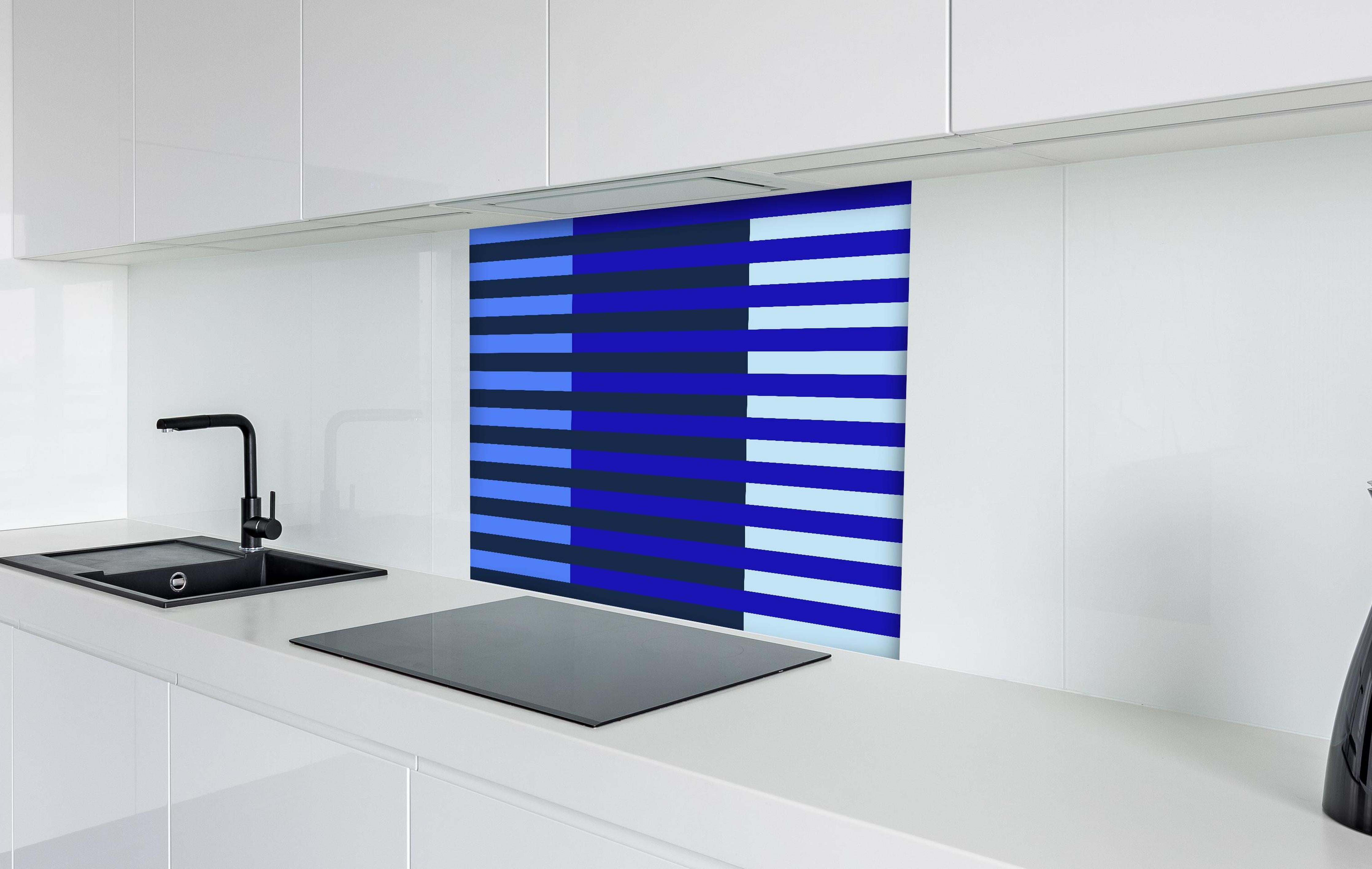 Spritzschutz - The Blues - Multy Stripes - Waterfall hinter einem Cerankochfeld zwischen Holz-Kochutensilien