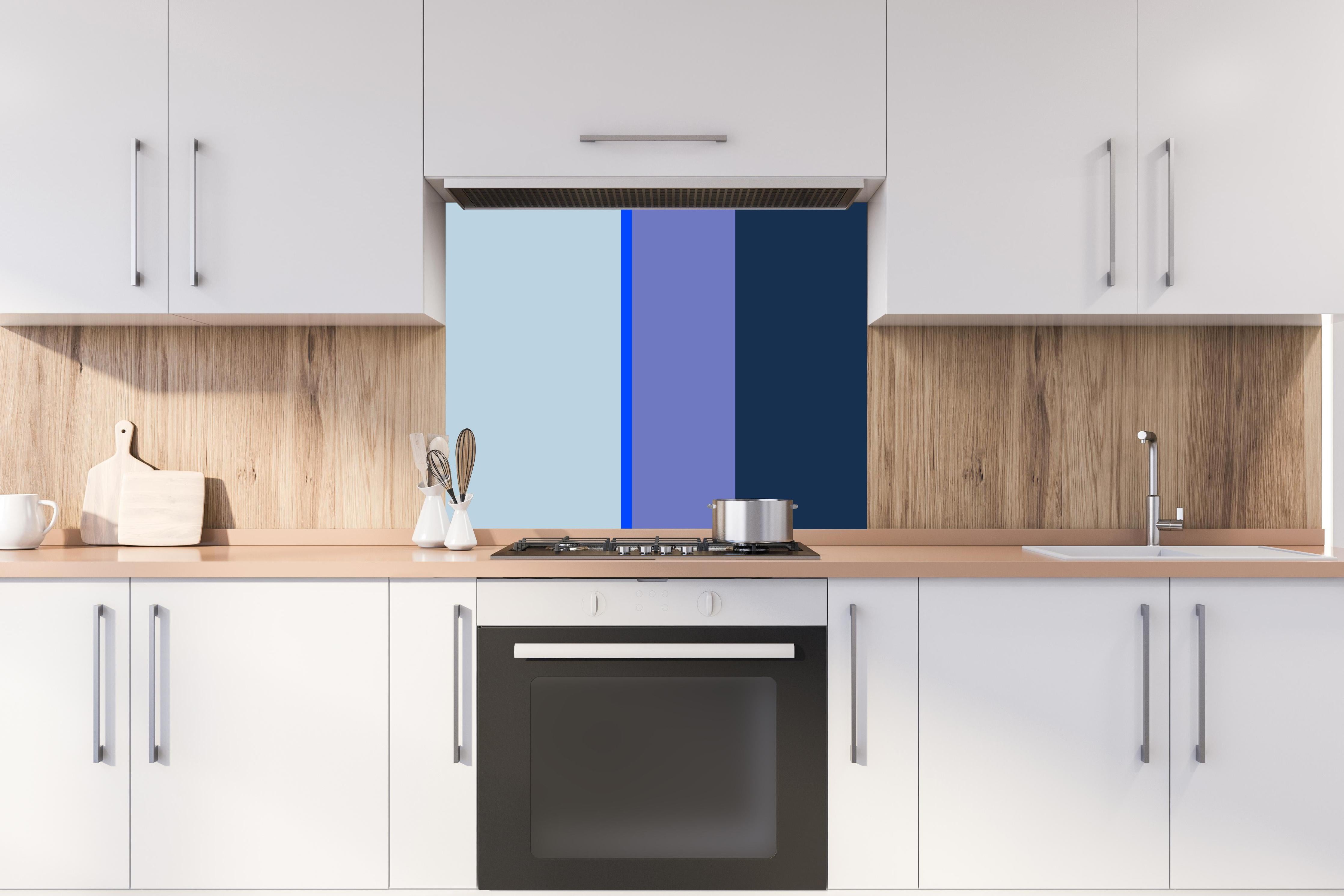 Spritzschutz - The Blues - Vertical - Blueberry hinter einem Cerankochfeld zwischen Holz-Kochutensilien