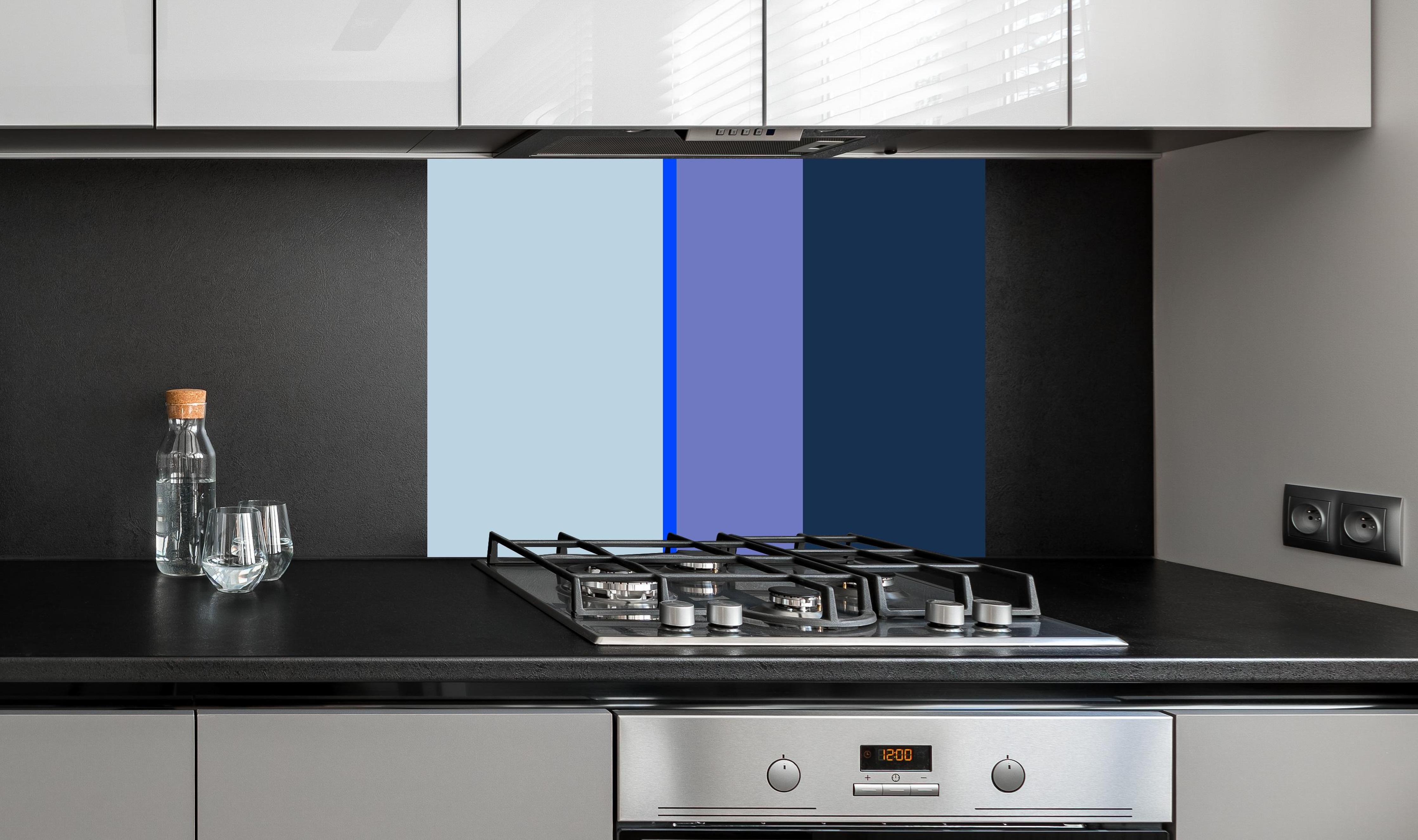 Spritzschutz - The Blues - Vertical - Blueberry hinter einem Cerankochfeld zwischen Holz-Kochutensilien