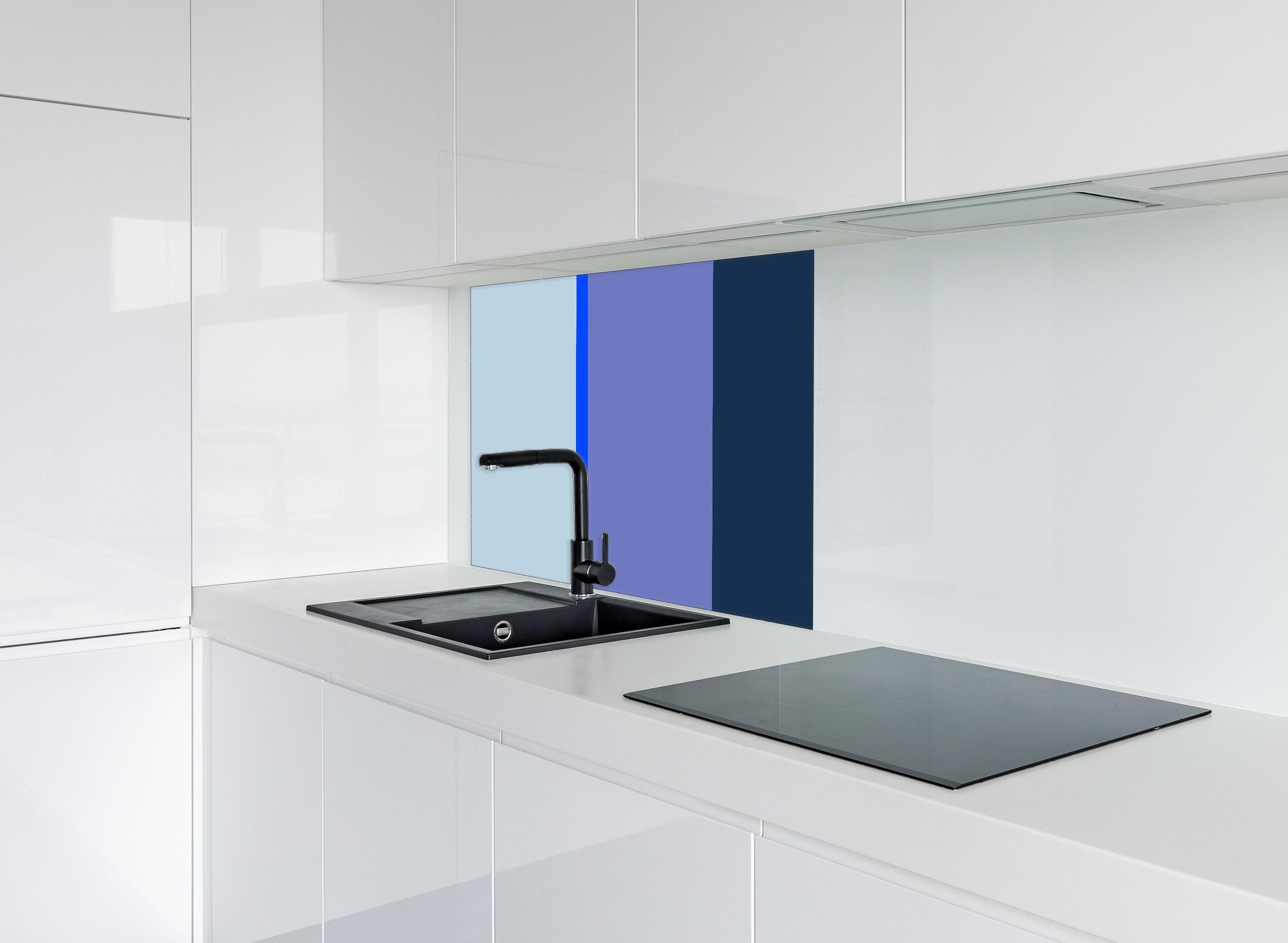 Spritzschutz - The Blues - Vertical - Blueberry hinter einem Cerankochfeld zwischen Holz-Kochutensilien