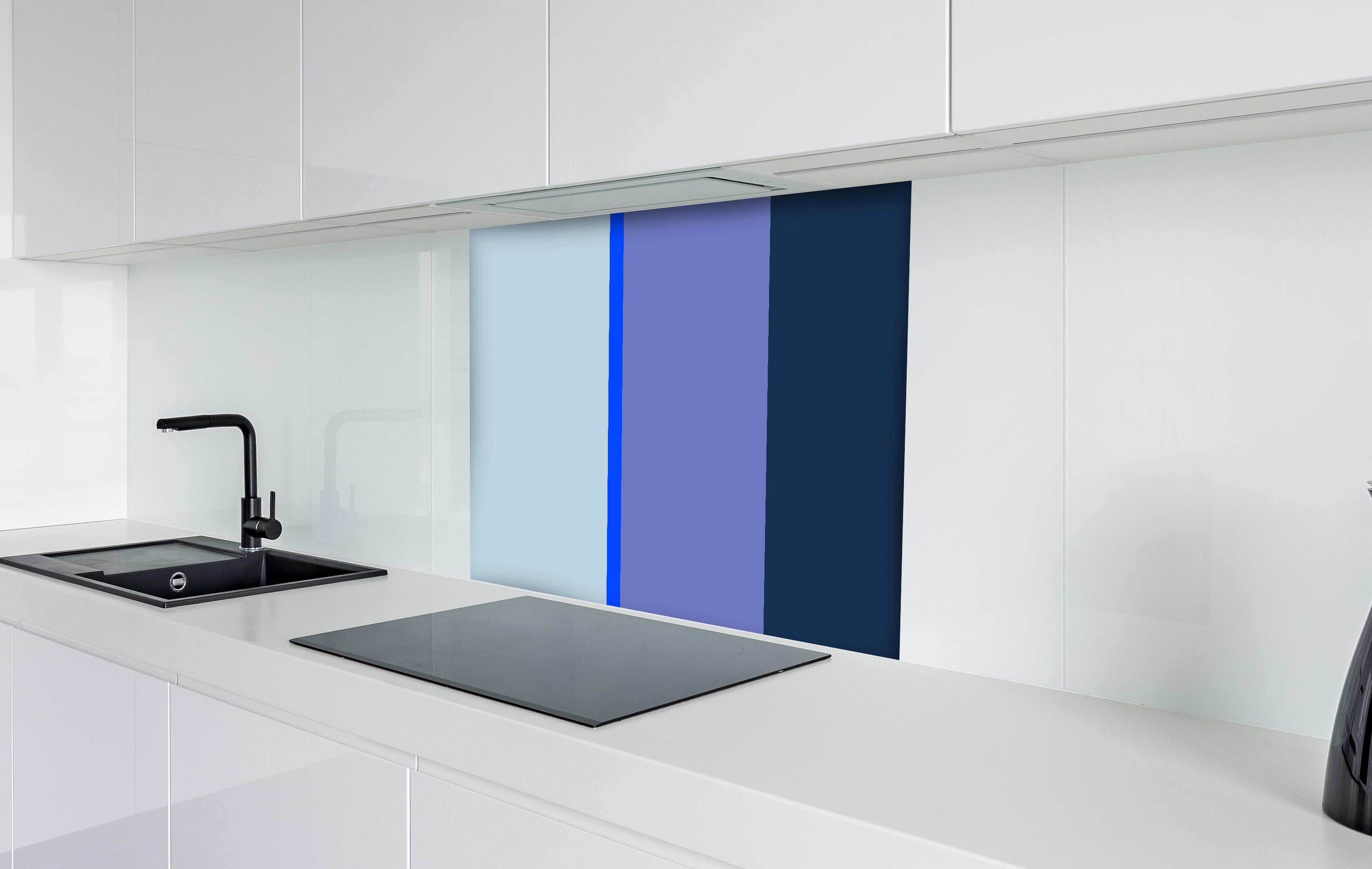 Spritzschutz - The Blues - Vertical - Blueberry hinter einem Cerankochfeld zwischen Holz-Kochutensilien