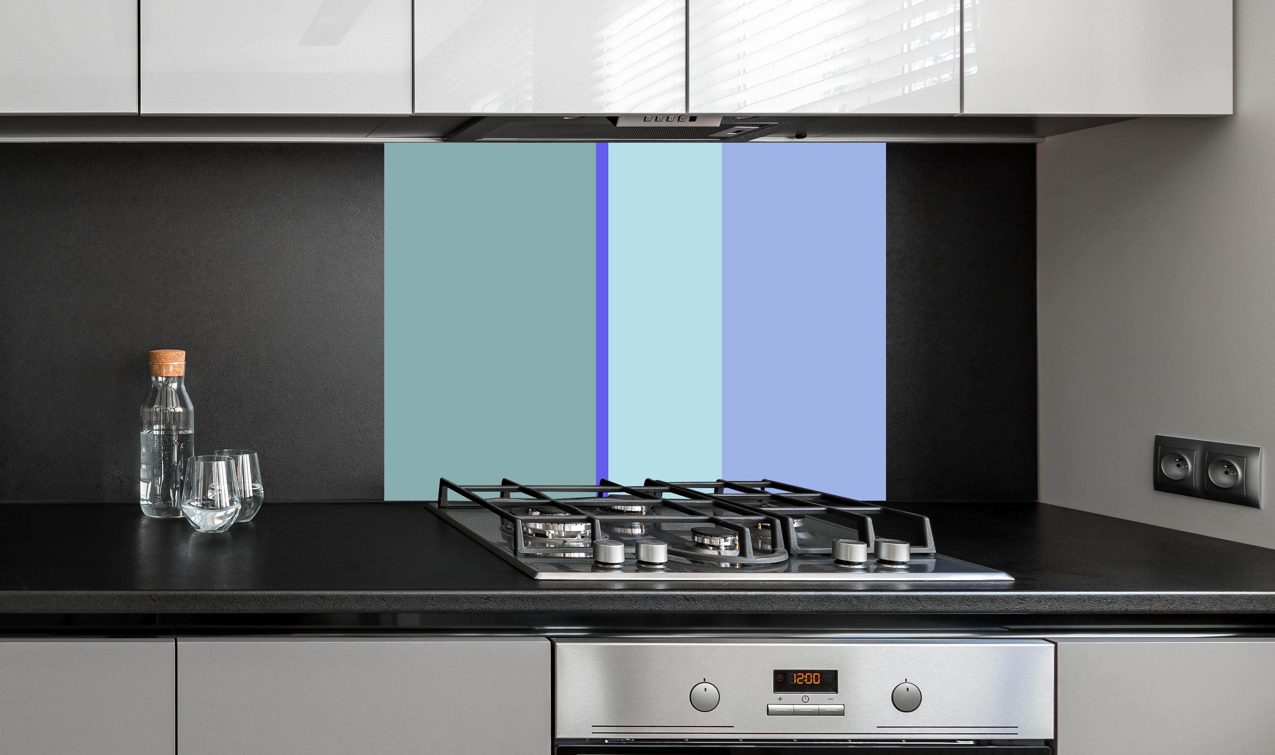 Spritzschutz - The Blues - Vertical - Lavender hinter einem Cerankochfeld zwischen Holz-Kochutensilien