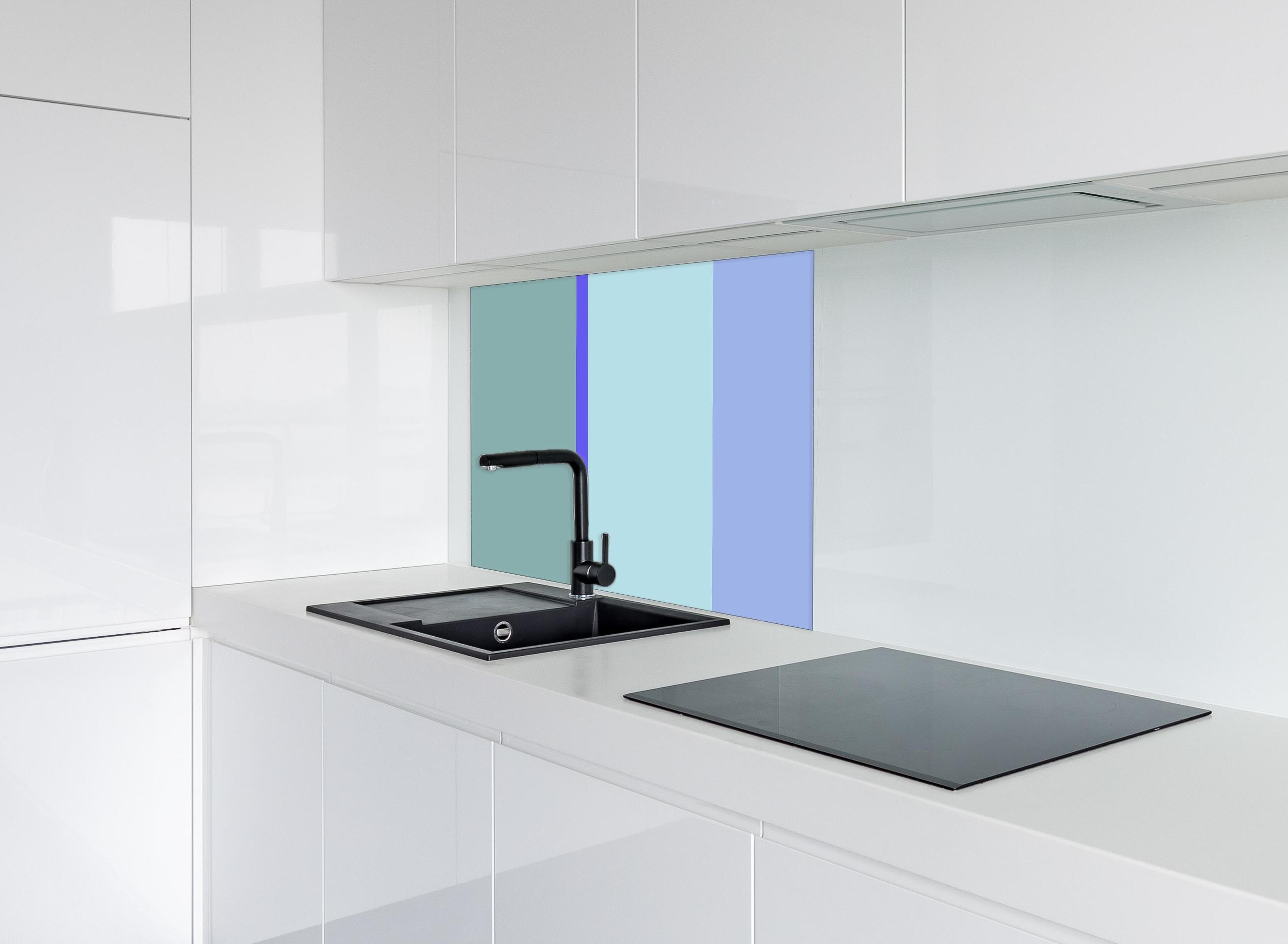 Spritzschutz - The Blues - Vertical - Lavender hinter einem Cerankochfeld zwischen Holz-Kochutensilien