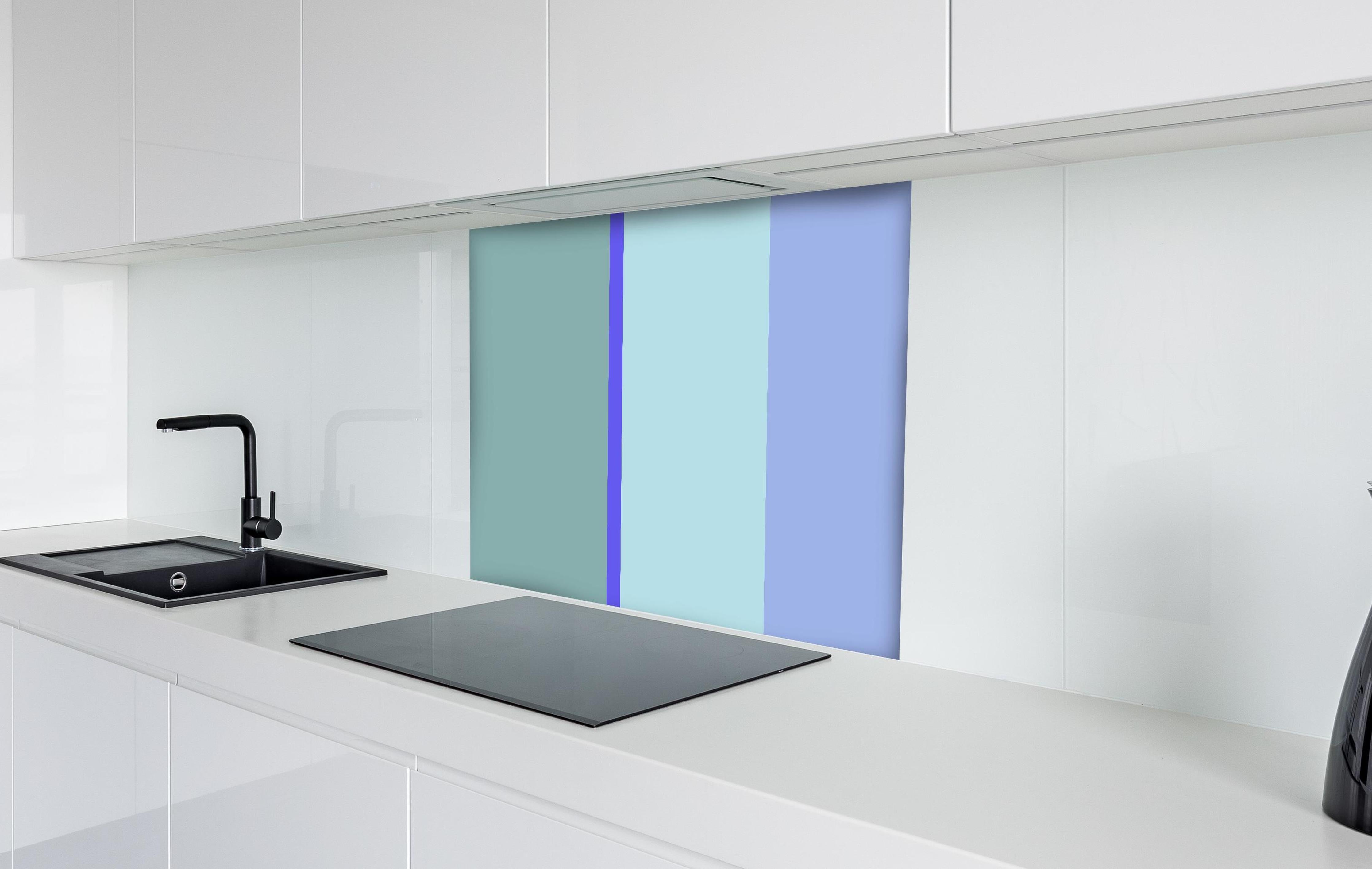 Spritzschutz - The Blues - Vertical - Lavender hinter einem Cerankochfeld zwischen Holz-Kochutensilien