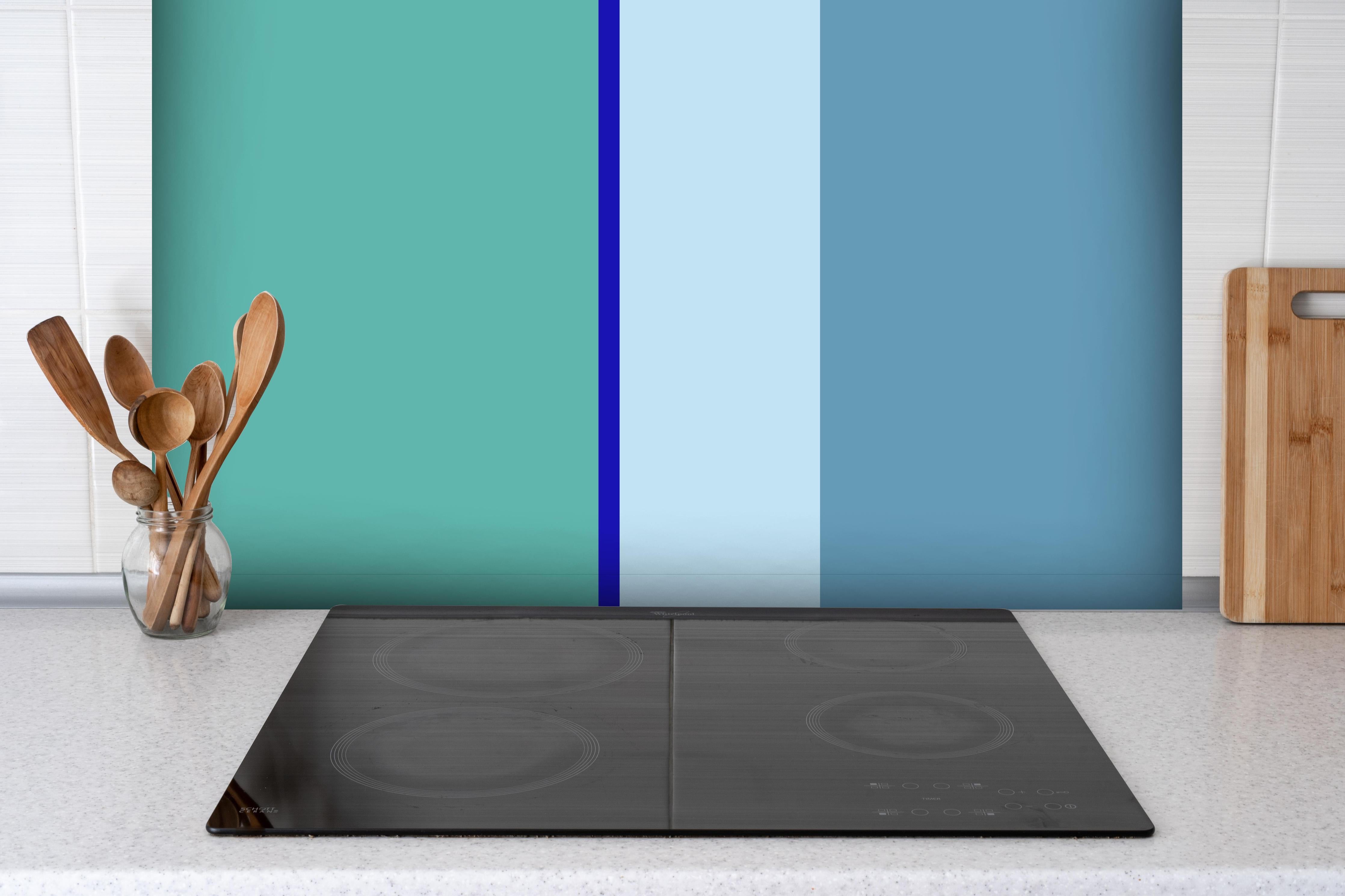 Spritzschutz - The Blues - Vertical - Ocean hinter einem Cerankochfeld zwischen Holz-Kochutensilien