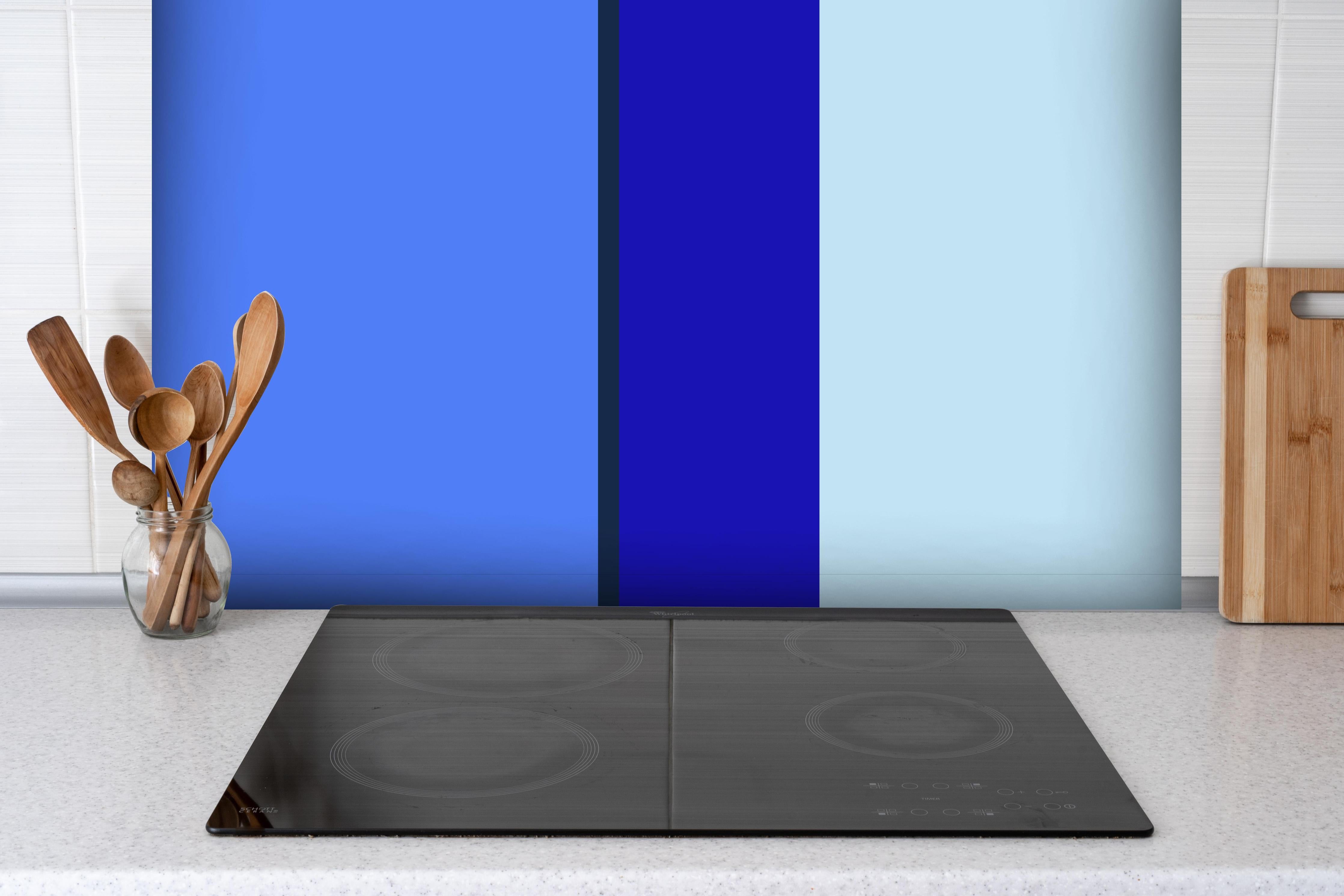 Spritzschutz - The Blues - Vertical - Waterfall hinter einem Cerankochfeld zwischen Holz-Kochutensilien