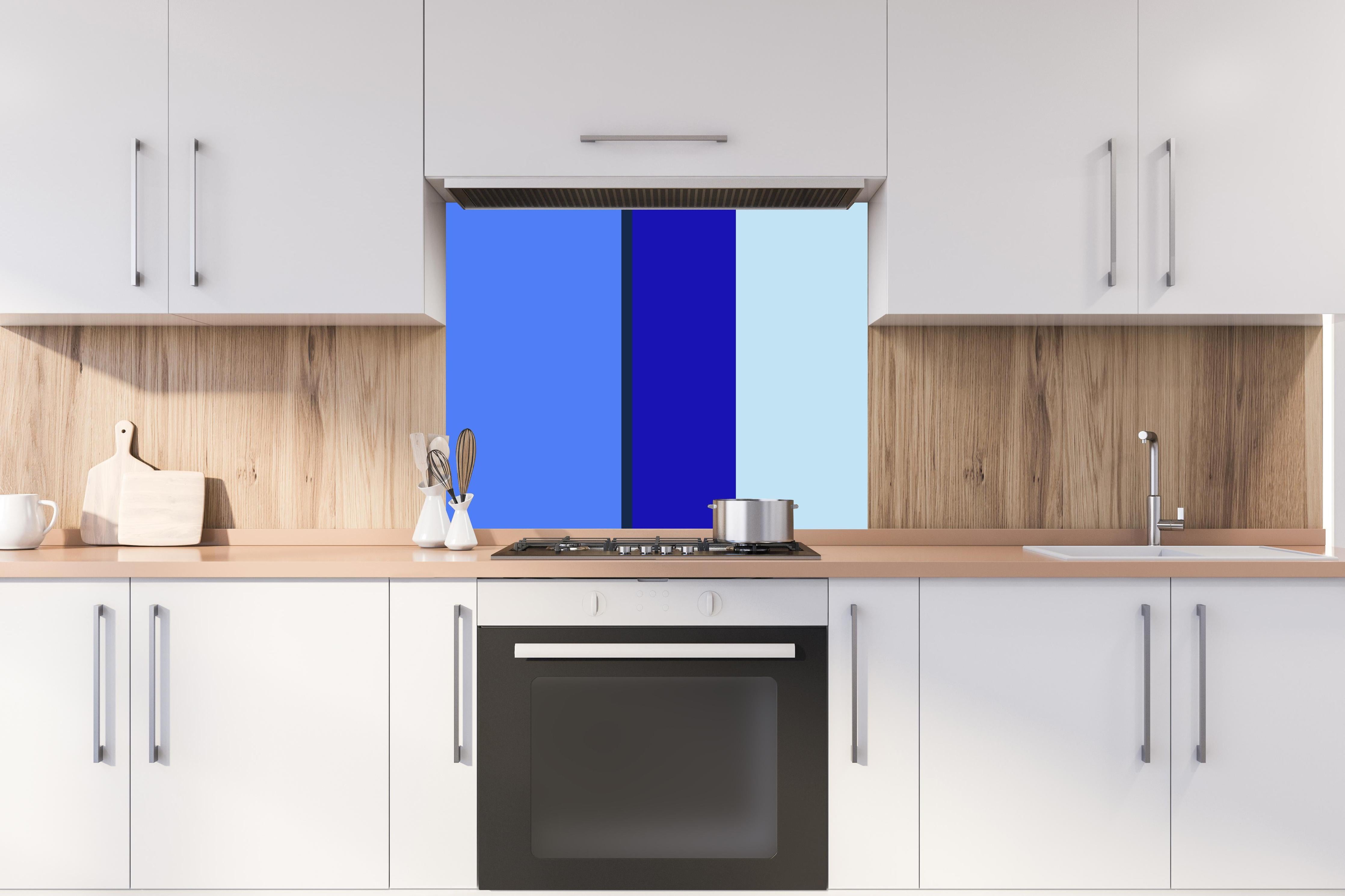 Spritzschutz - The Blues - Vertical - Waterfall hinter einem Cerankochfeld zwischen Holz-Kochutensilien