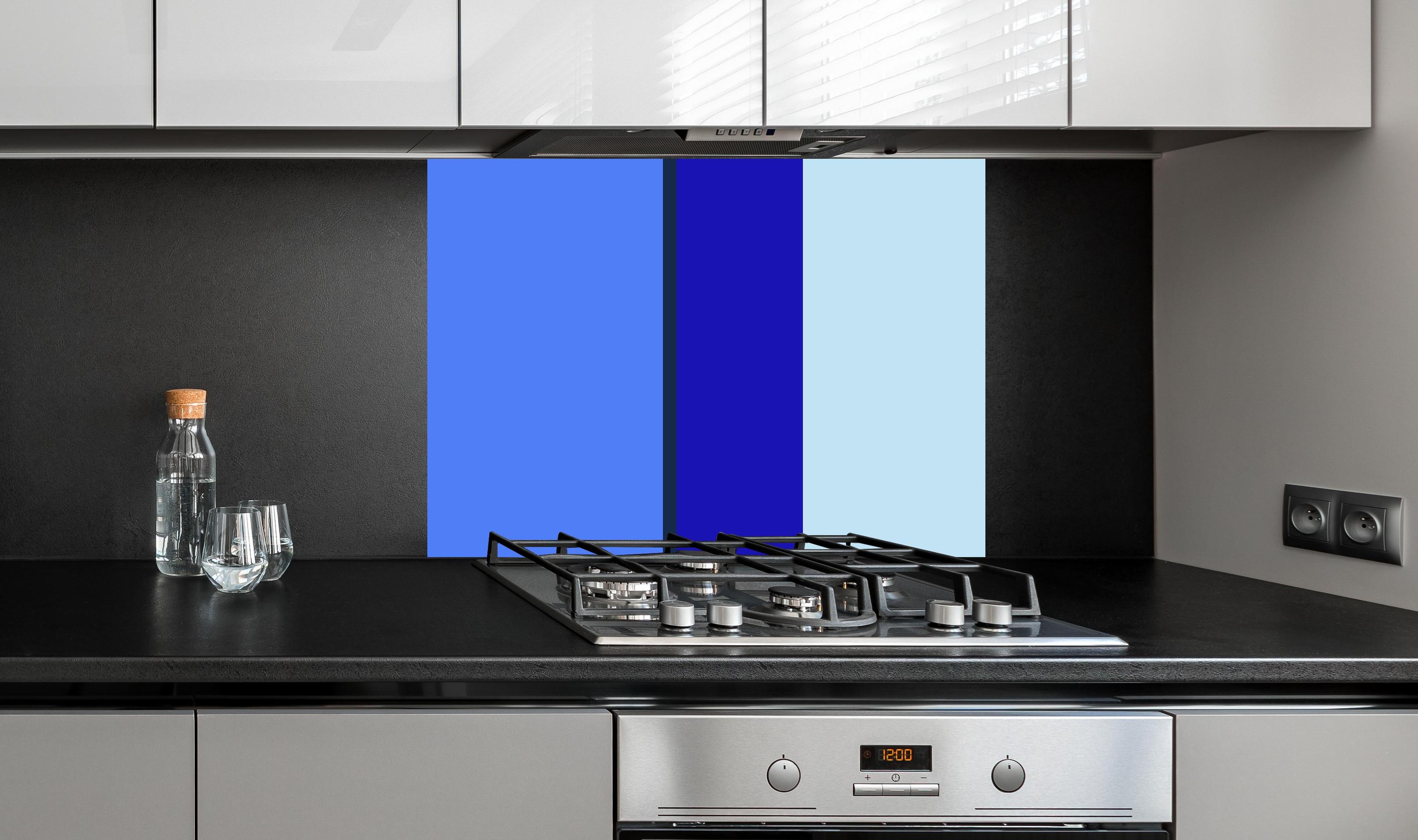 Spritzschutz - The Blues - Vertical - Waterfall hinter einem Cerankochfeld zwischen Holz-Kochutensilien