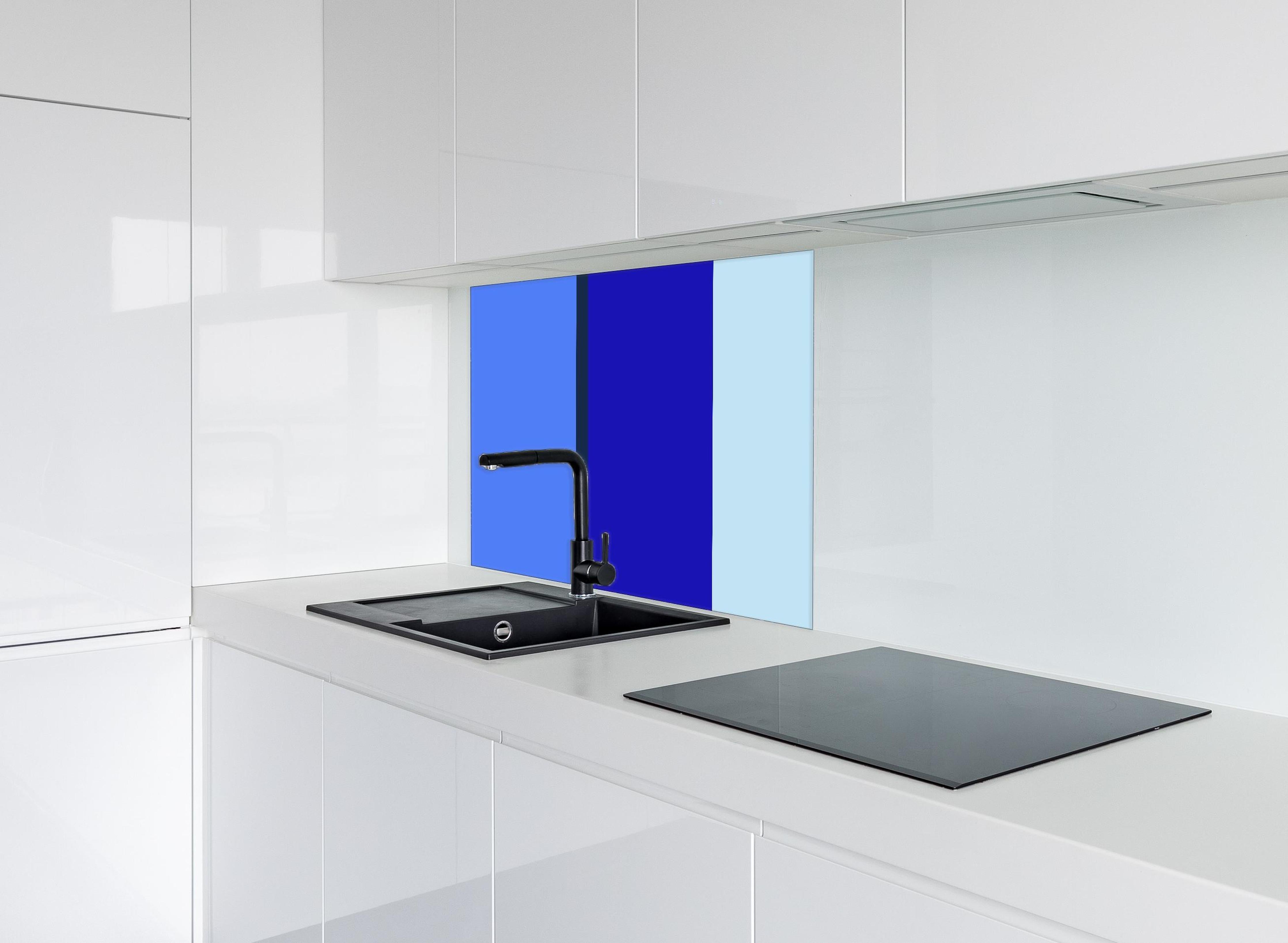 Spritzschutz - The Blues - Vertical - Waterfall hinter einem Cerankochfeld zwischen Holz-Kochutensilien