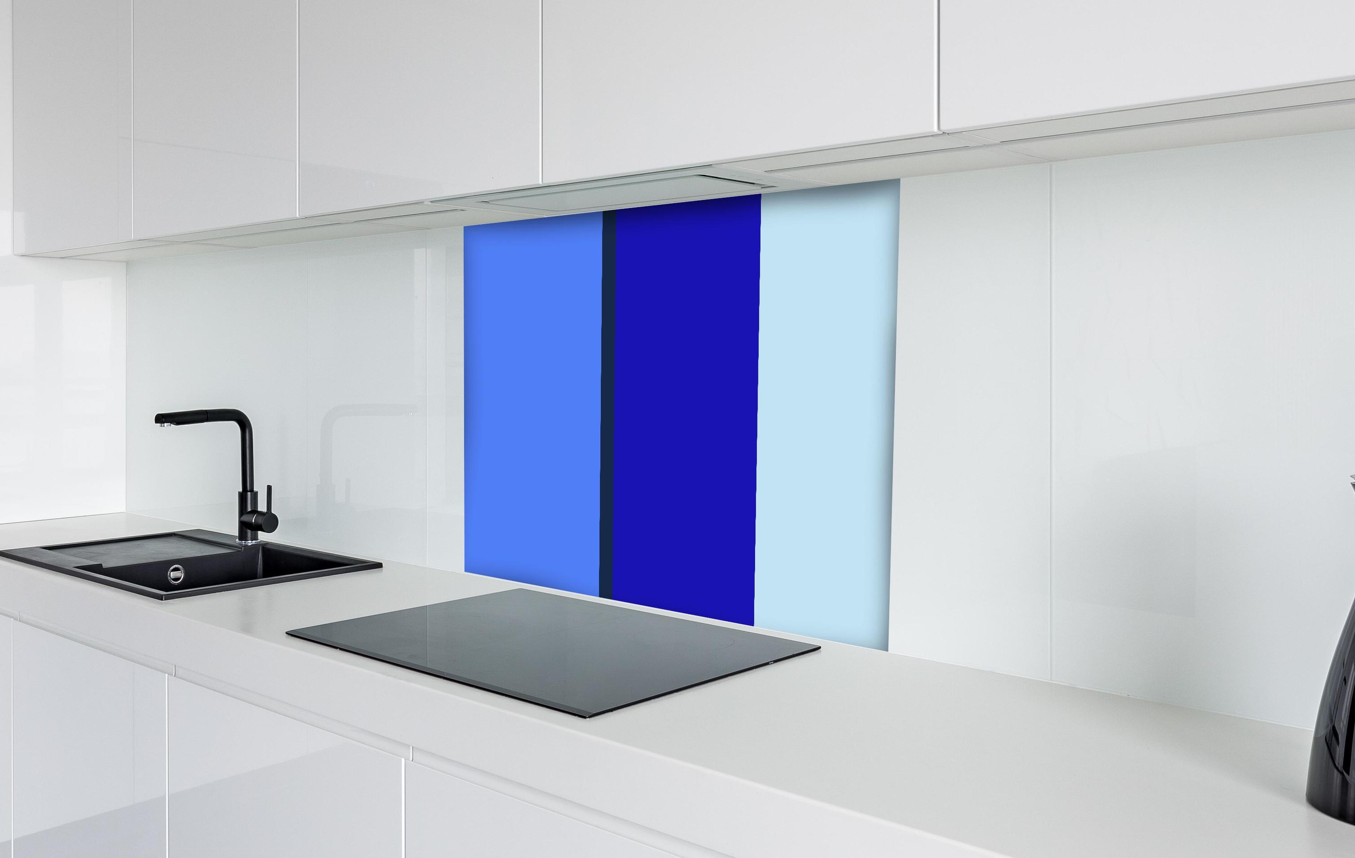 Spritzschutz - The Blues - Vertical - Waterfall hinter einem Cerankochfeld zwischen Holz-Kochutensilien