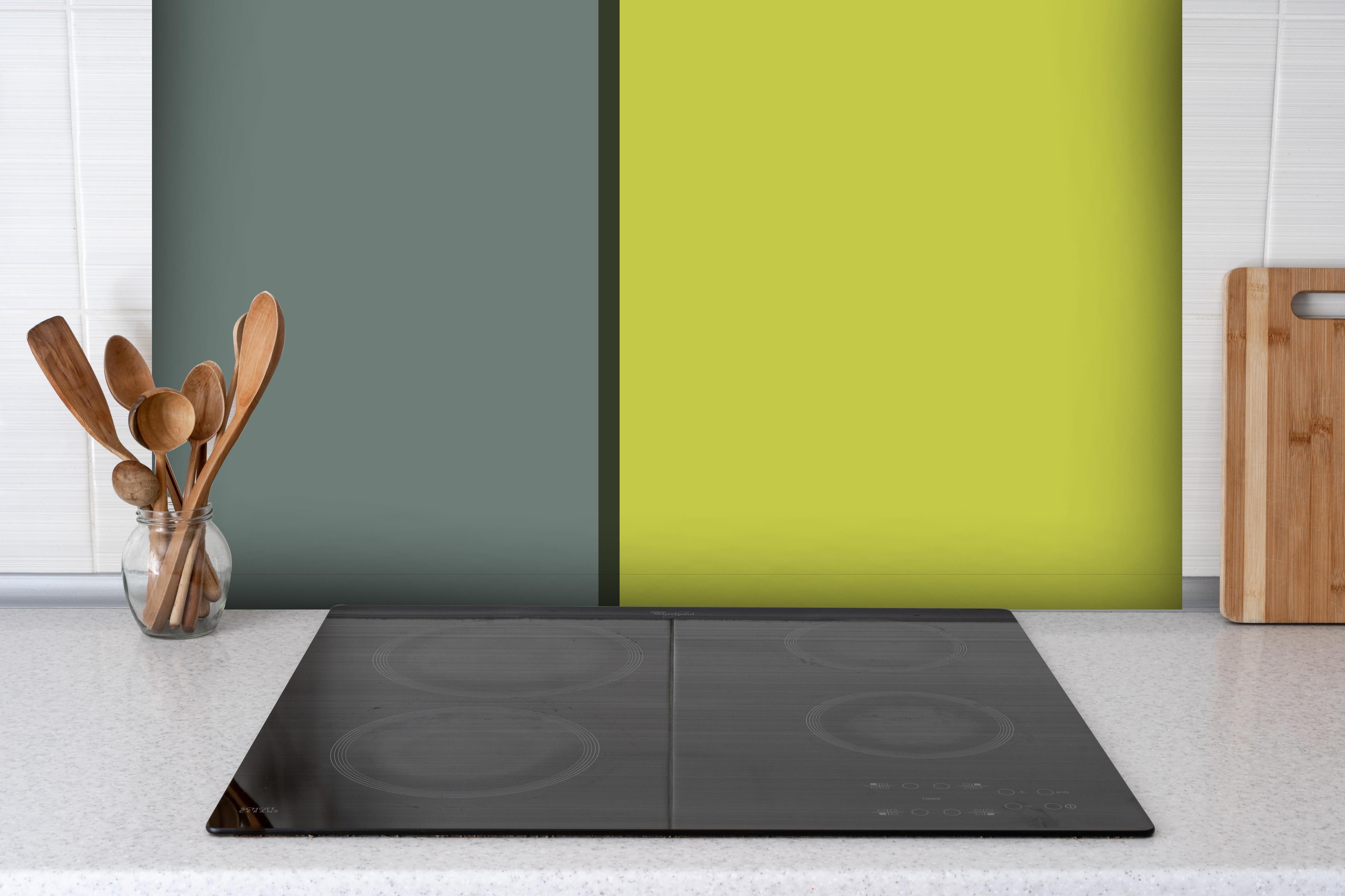 Spritzschutz - The Greens - Easy Vertical - Matcha hinter einem Cerankochfeld zwischen Holz-Kochutensilien