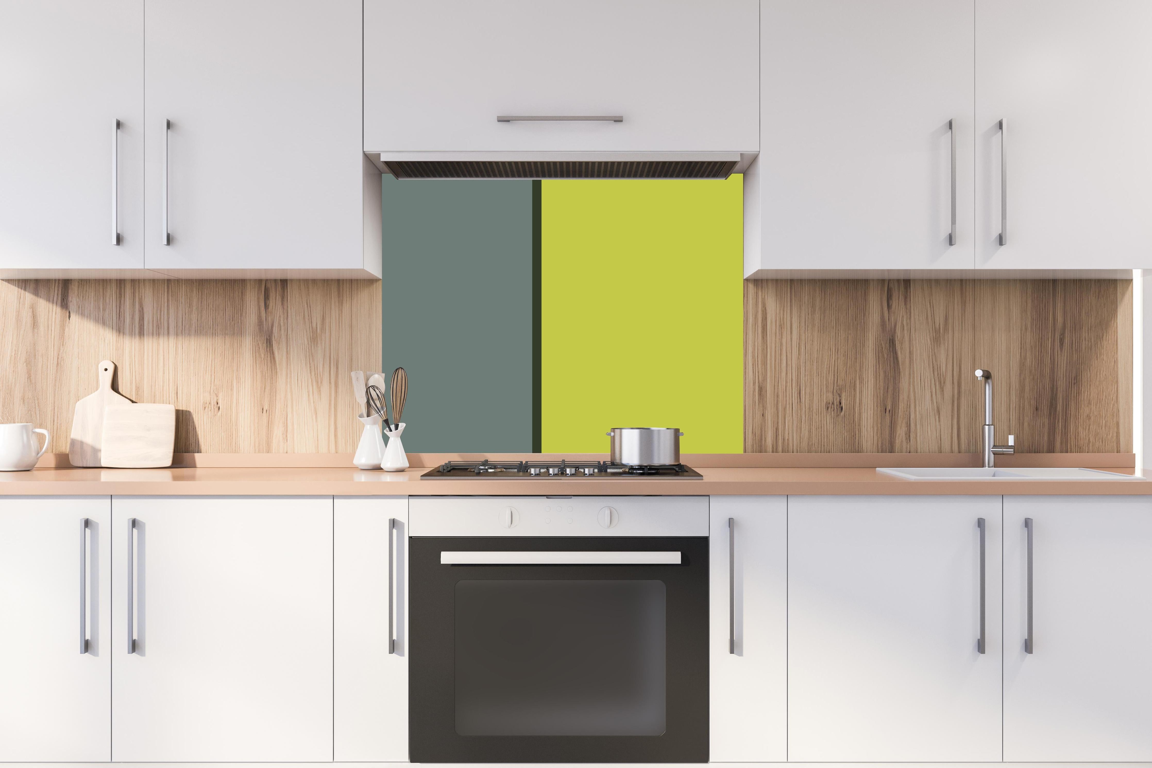 Spritzschutz - The Greens - Easy Vertical - Matcha hinter einem Cerankochfeld zwischen Holz-Kochutensilien