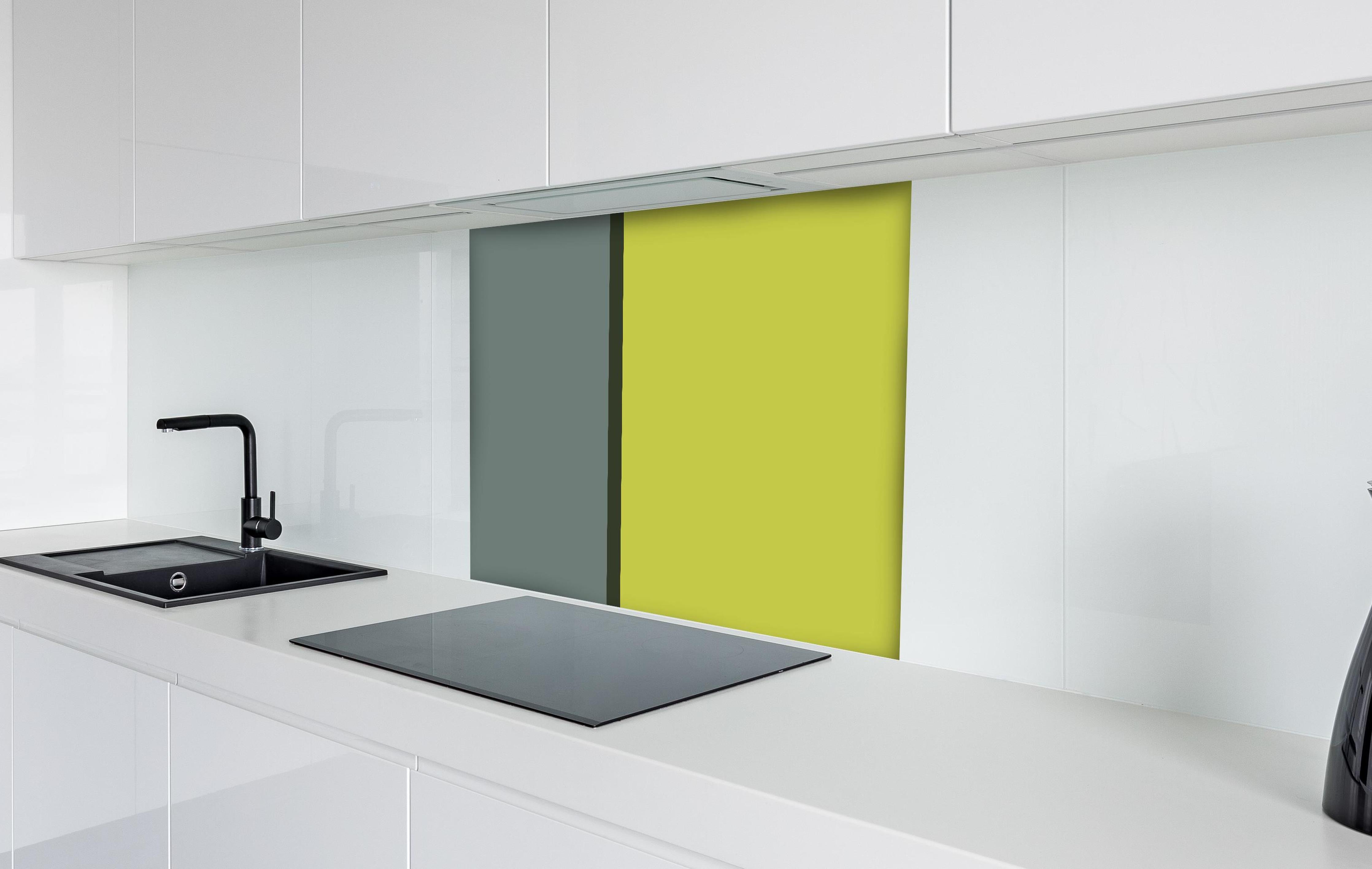 Spritzschutz - The Greens - Easy Vertical - Matcha hinter einem Cerankochfeld zwischen Holz-Kochutensilien