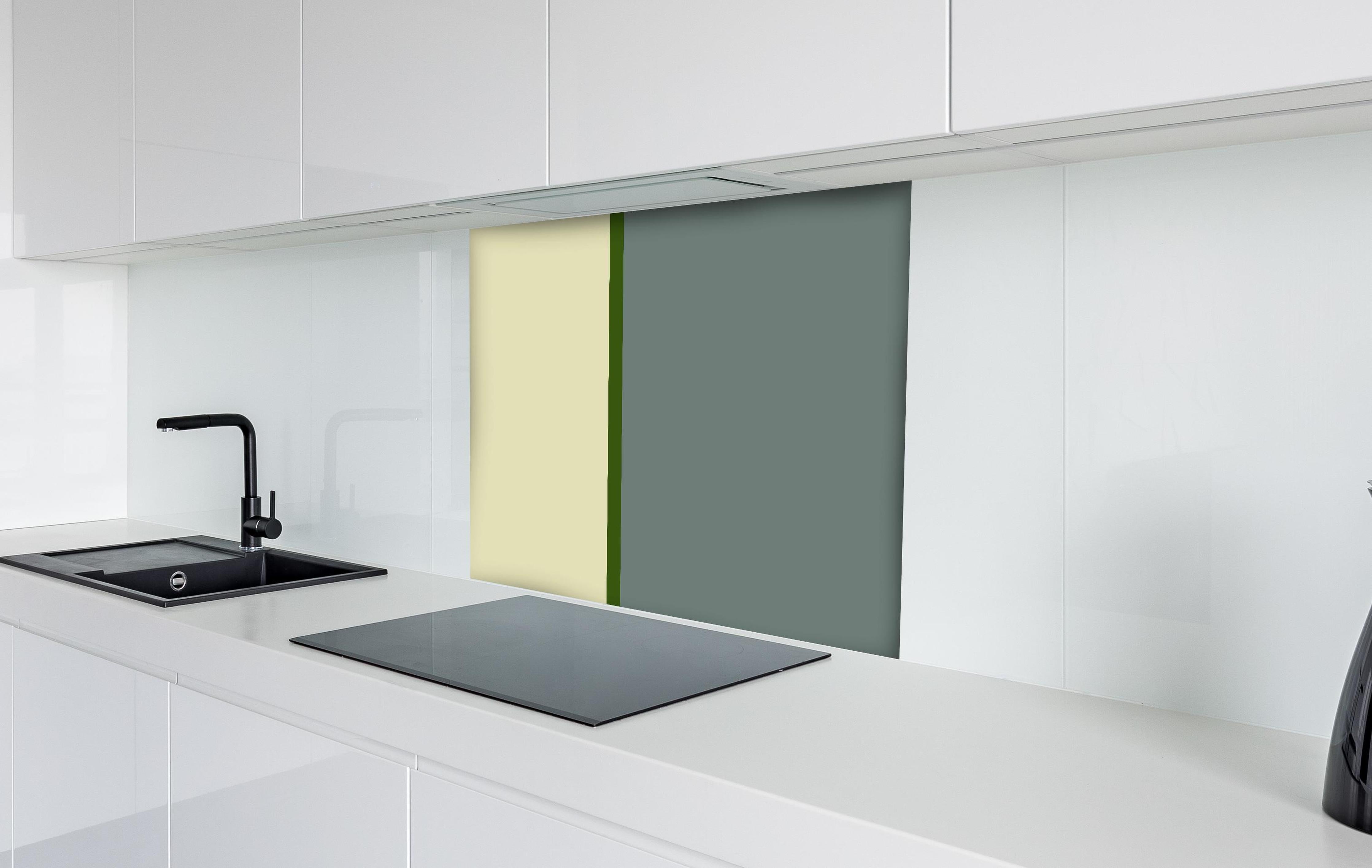Spritzschutz - The Greens - Easy Vertical - Avocado hinter einem Cerankochfeld zwischen Holz-Kochutensilien