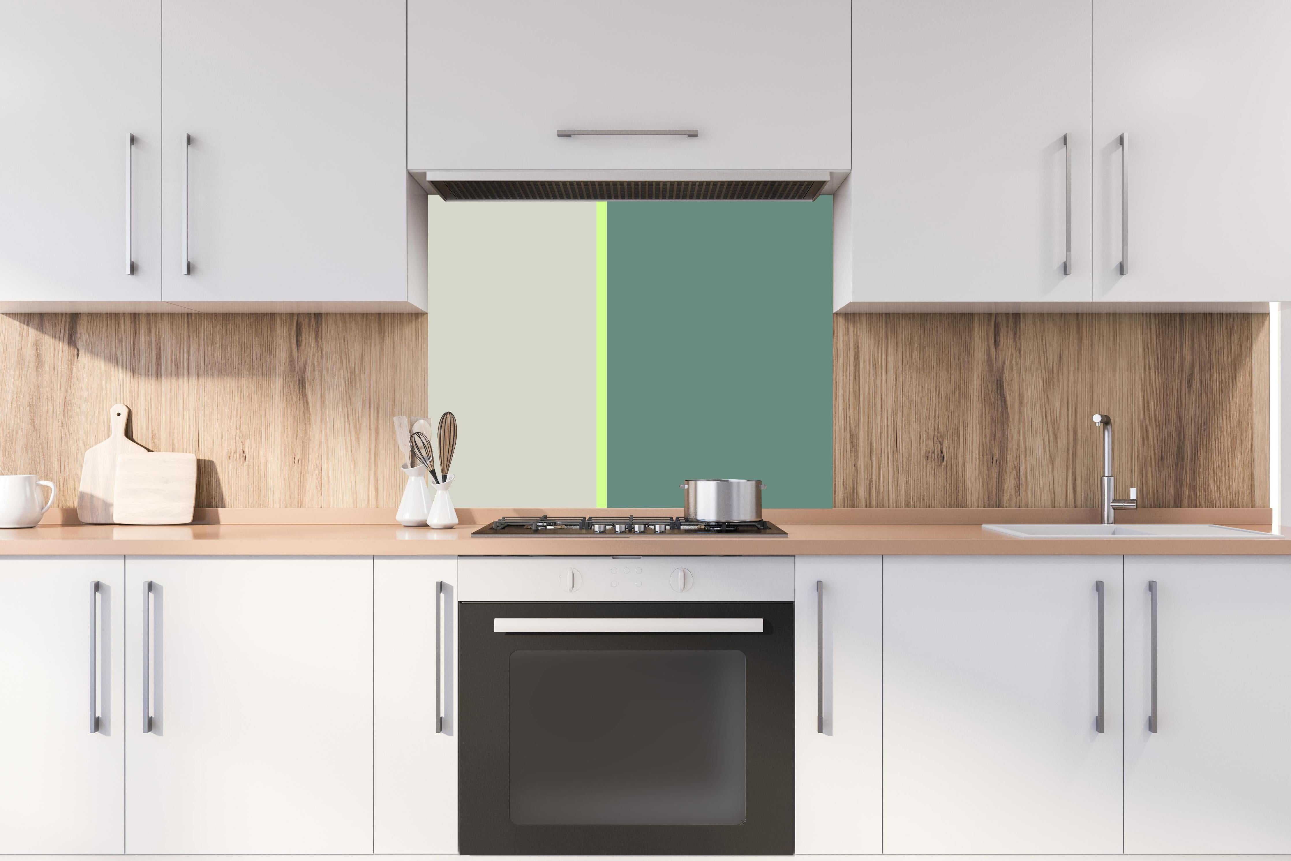 Spritzschutz - The Greens - Easy Vertical - Granny Smith hinter einem Cerankochfeld zwischen Holz-Kochutensilien