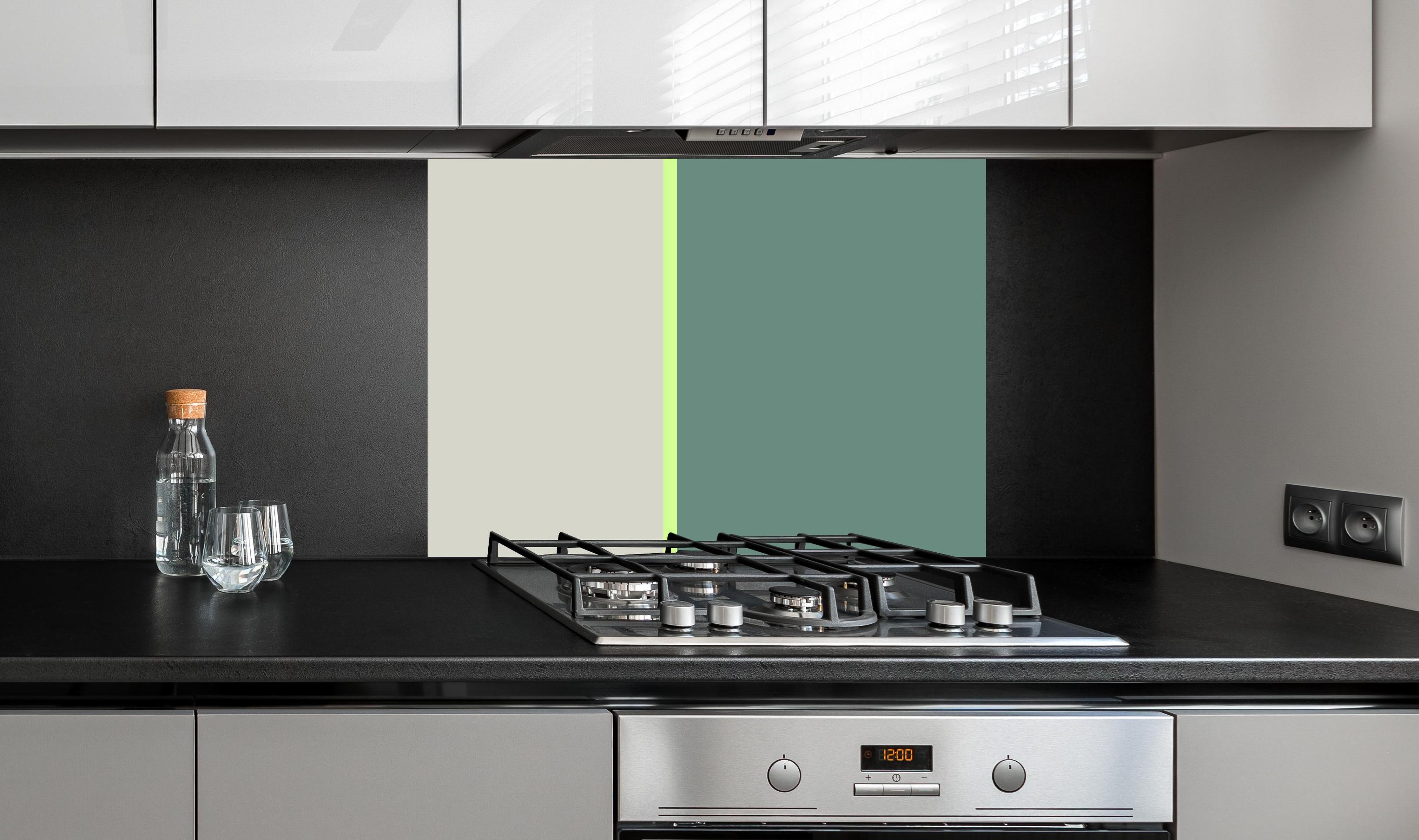 Spritzschutz - The Greens - Easy Vertical - Granny Smith hinter einem Cerankochfeld zwischen Holz-Kochutensilien