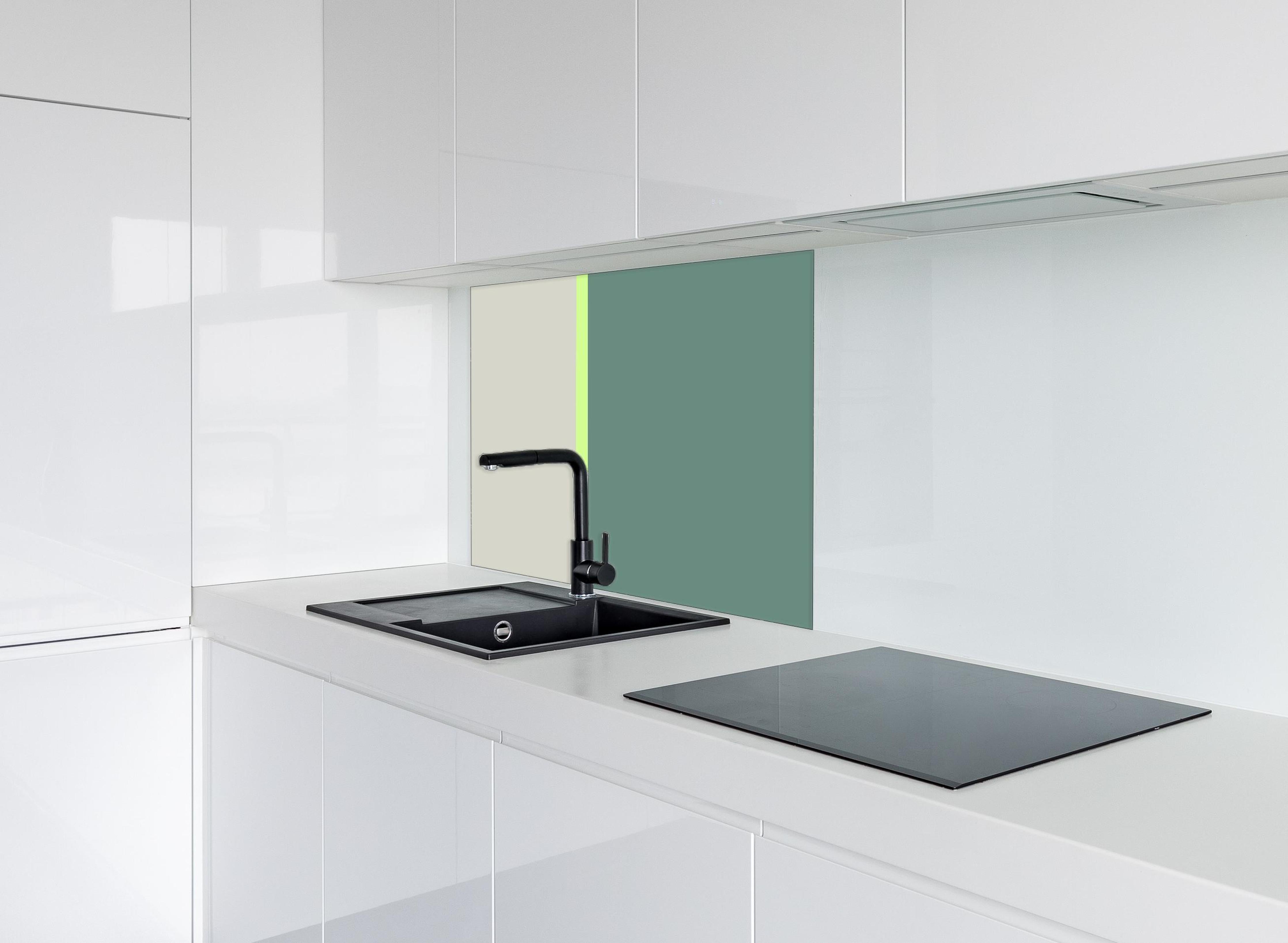 Spritzschutz - The Greens - Easy Vertical - Granny Smith hinter einem Cerankochfeld zwischen Holz-Kochutensilien