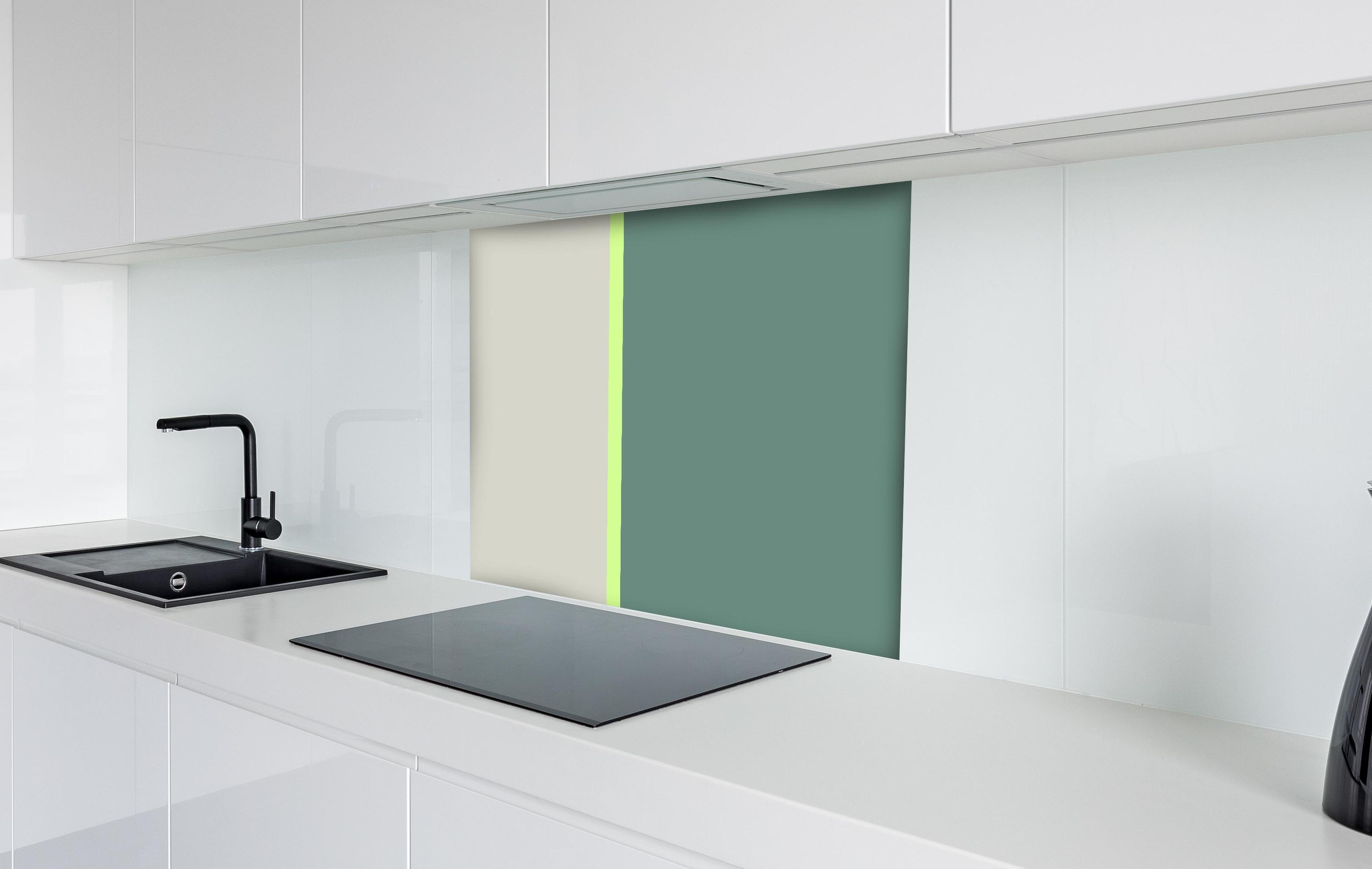 Spritzschutz - The Greens - Easy Vertical - Granny Smith hinter einem Cerankochfeld zwischen Holz-Kochutensilien