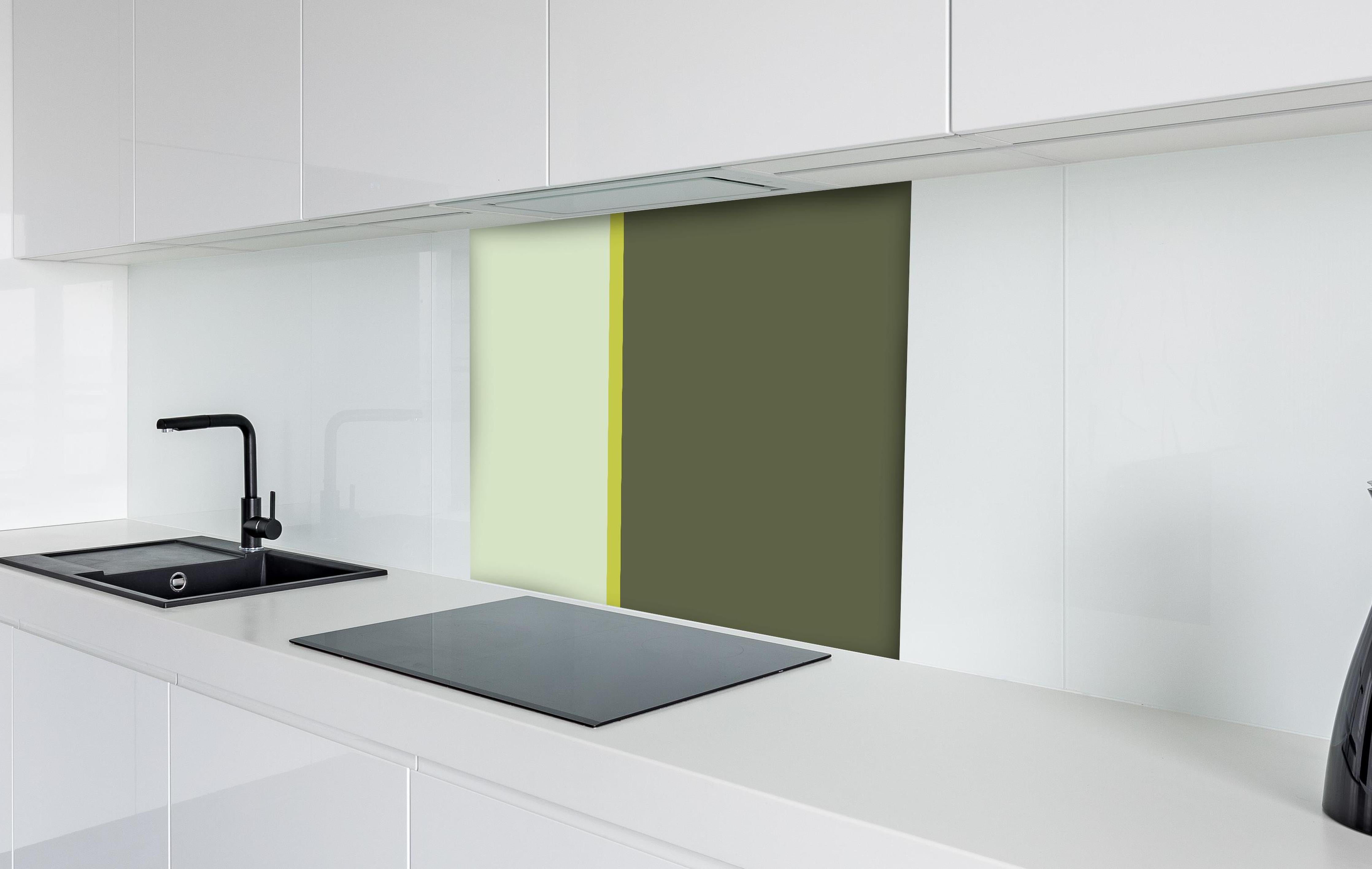 Spritzschutz - The Greens - Easy Vertical - Olive hinter einem Cerankochfeld zwischen Holz-Kochutensilien