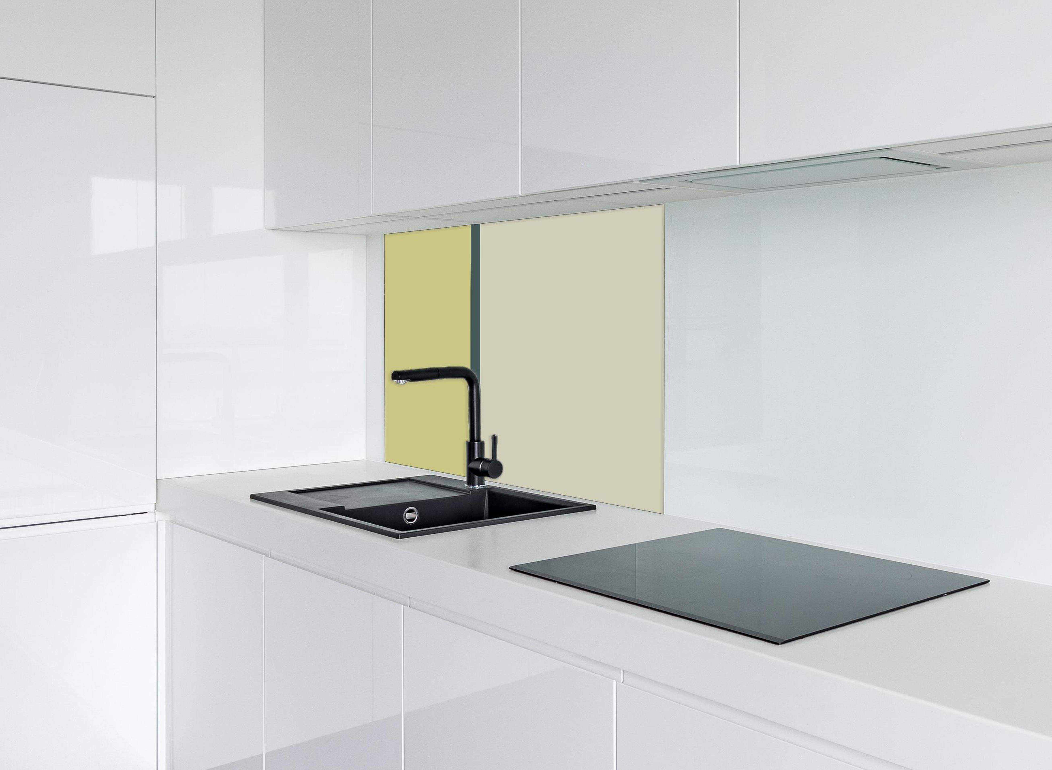 Spritzschutz - The Greens - Easy Vertical - Pistachio hinter einem Cerankochfeld zwischen Holz-Kochutensilien