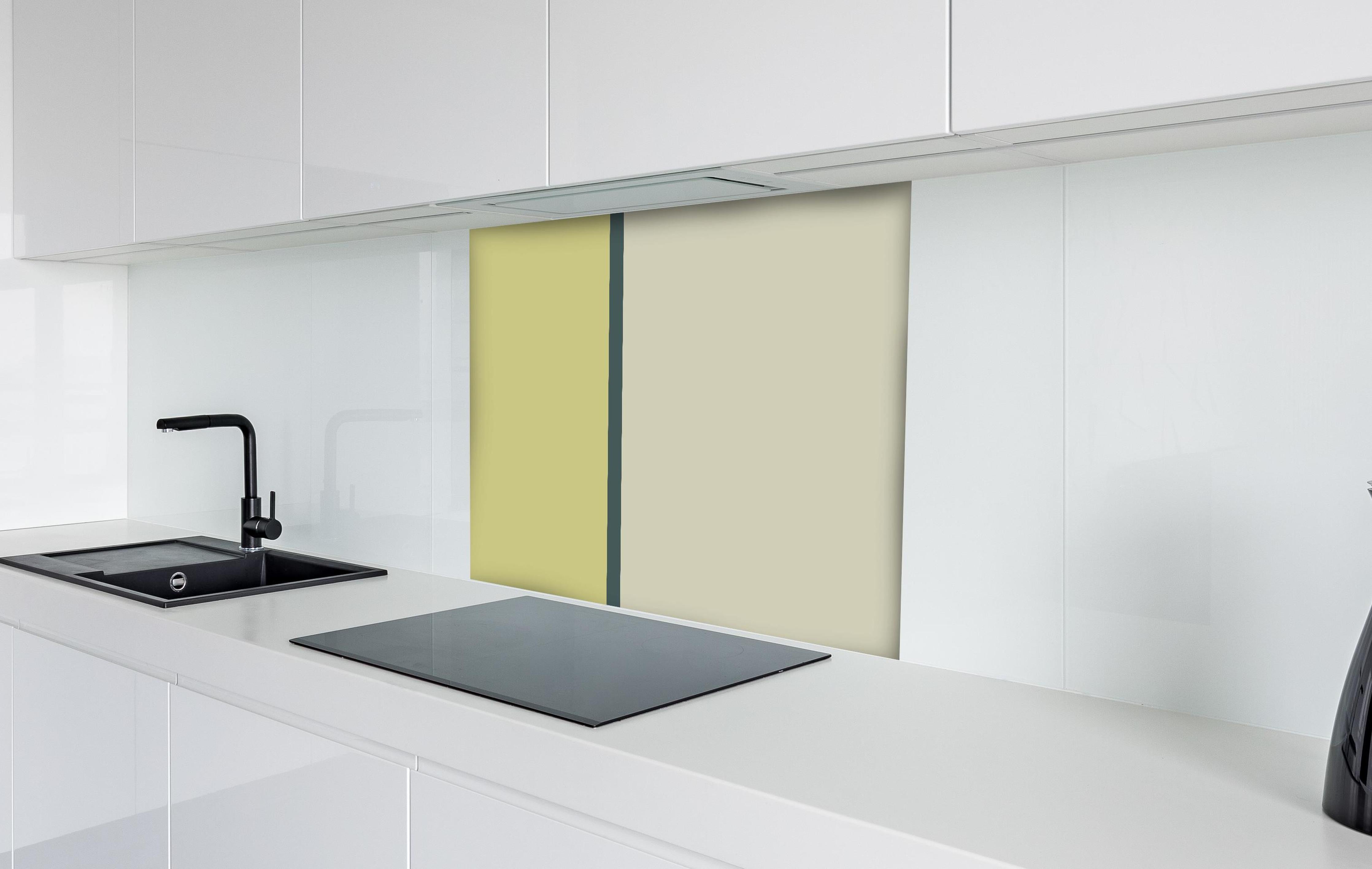 Spritzschutz - The Greens - Easy Vertical - Pistachio hinter einem Cerankochfeld zwischen Holz-Kochutensilien