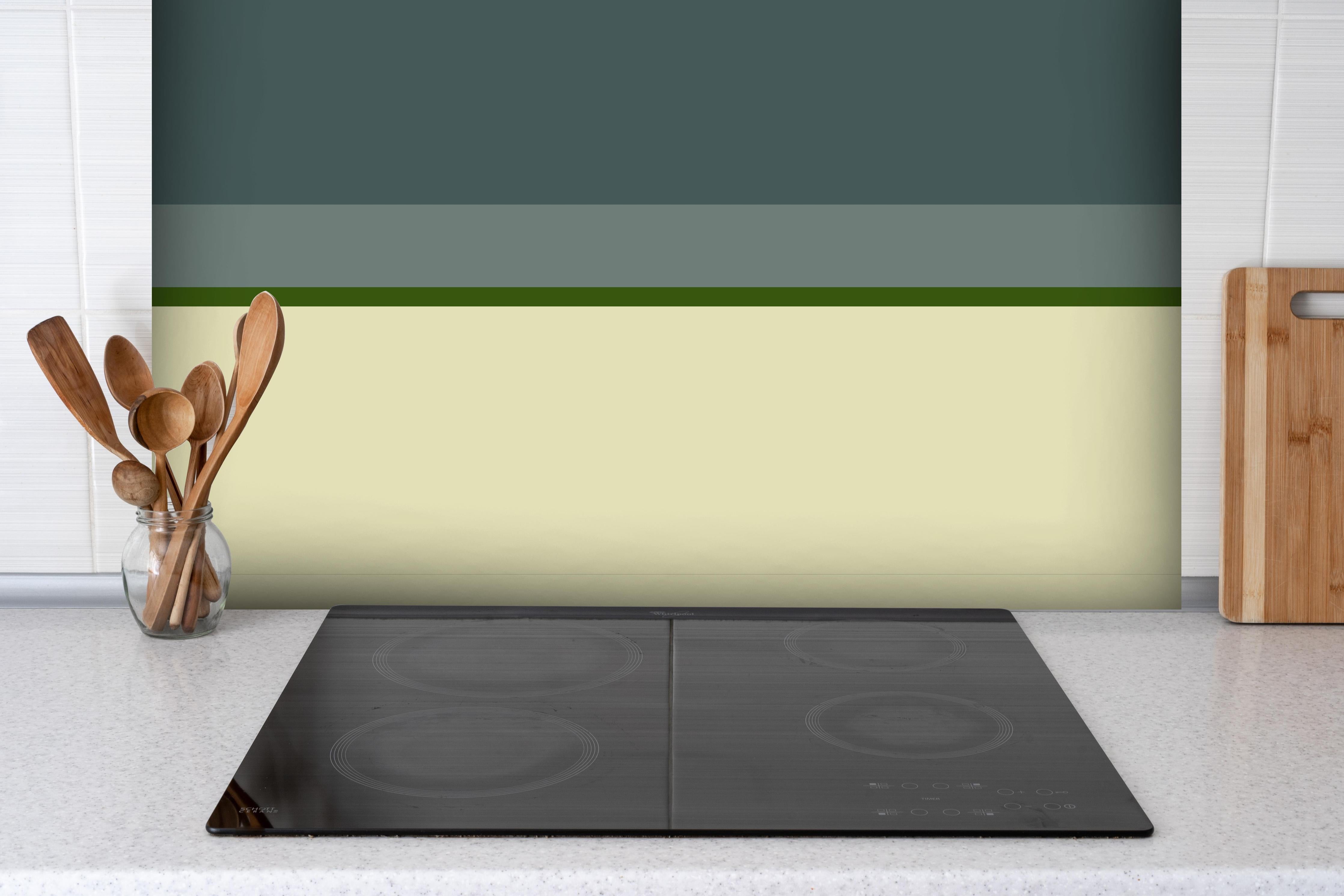 Spritzschutz - The Greens - Horizontal - Avocado hinter einem Cerankochfeld zwischen Holz-Kochutensilien