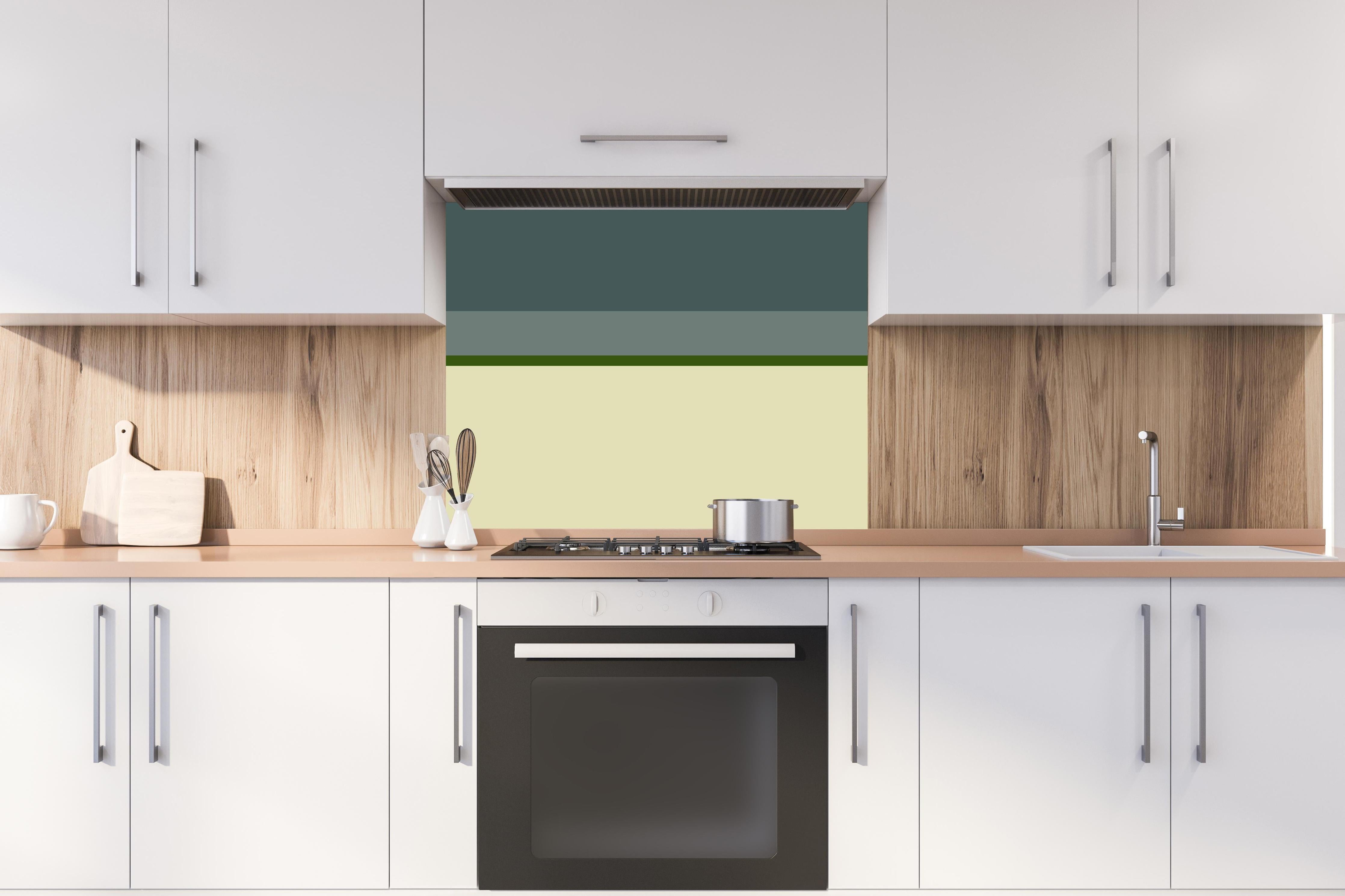 Spritzschutz - The Greens - Horizontal - Avocado hinter einem Cerankochfeld zwischen Holz-Kochutensilien