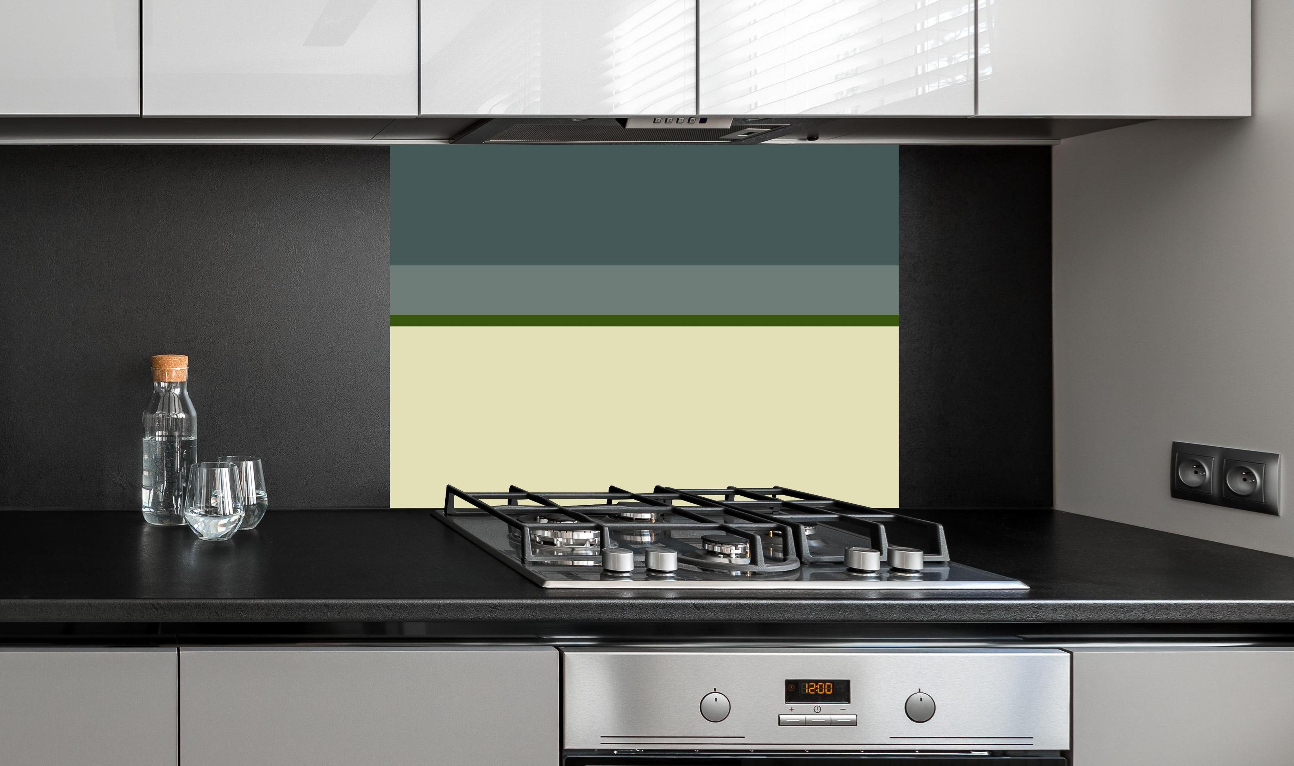 Spritzschutz - The Greens - Horizontal - Avocado hinter einem Cerankochfeld zwischen Holz-Kochutensilien