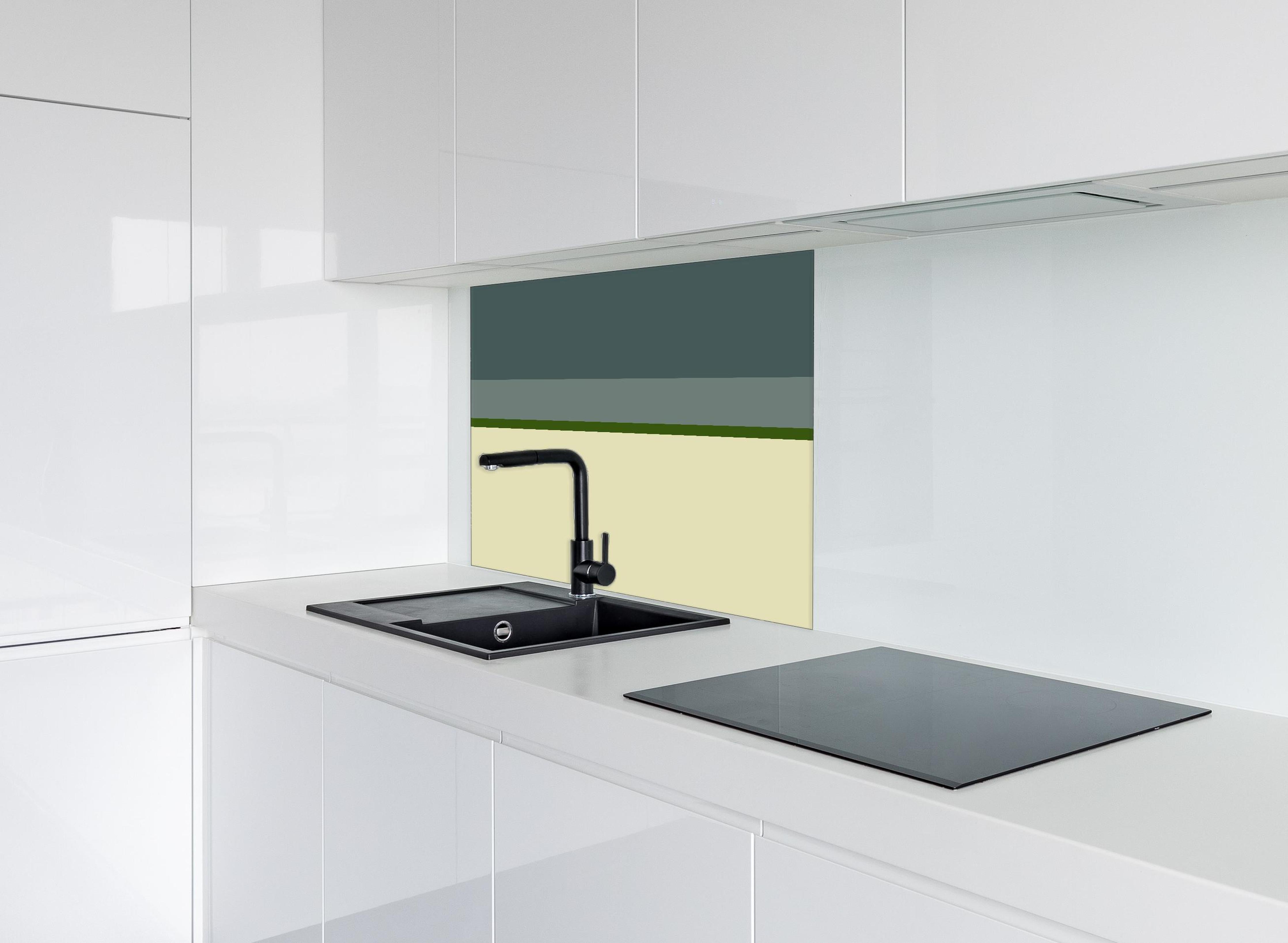 Spritzschutz - The Greens - Horizontal - Avocado hinter einem Cerankochfeld zwischen Holz-Kochutensilien