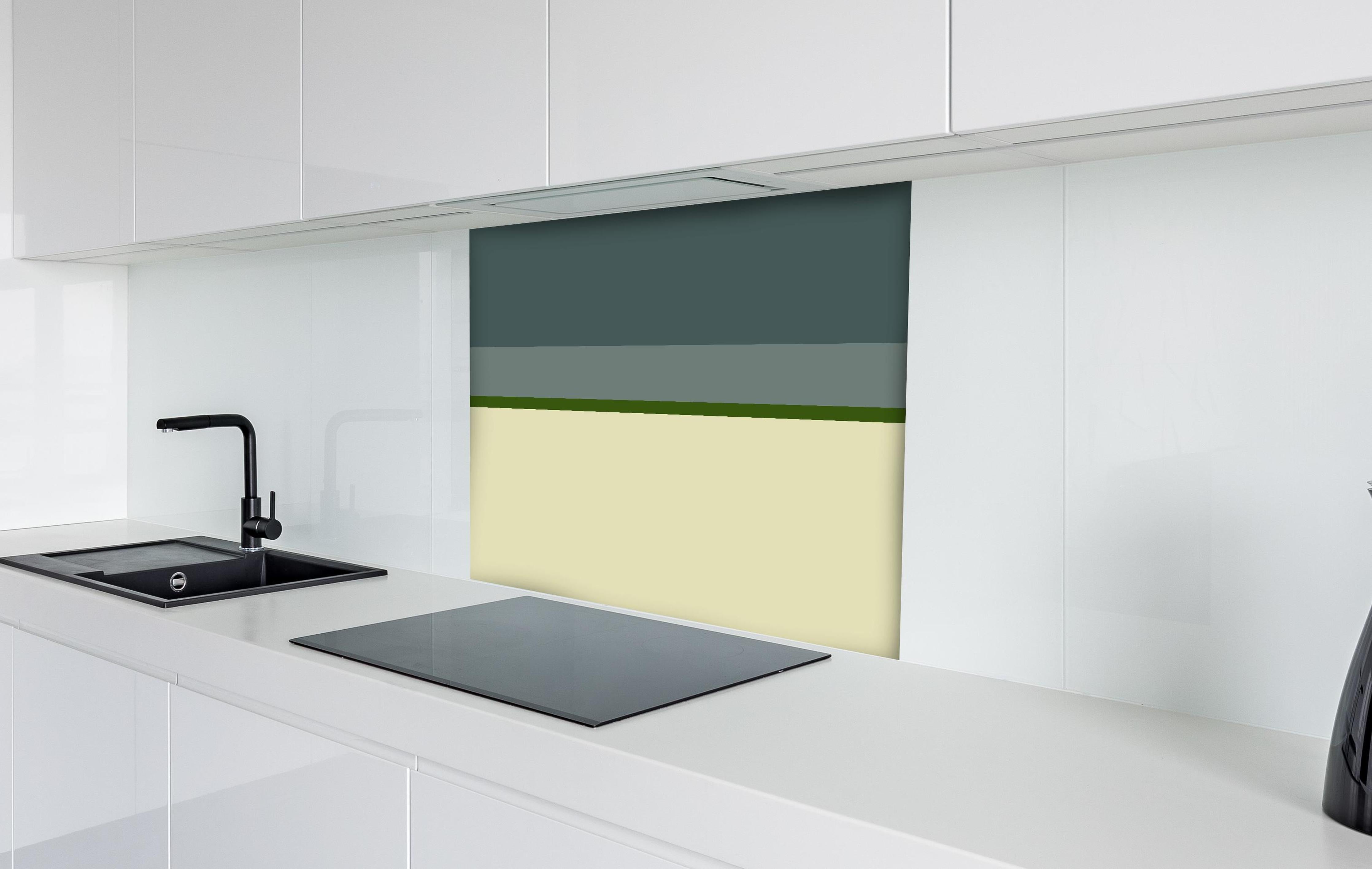 Spritzschutz - The Greens - Horizontal - Avocado hinter einem Cerankochfeld zwischen Holz-Kochutensilien