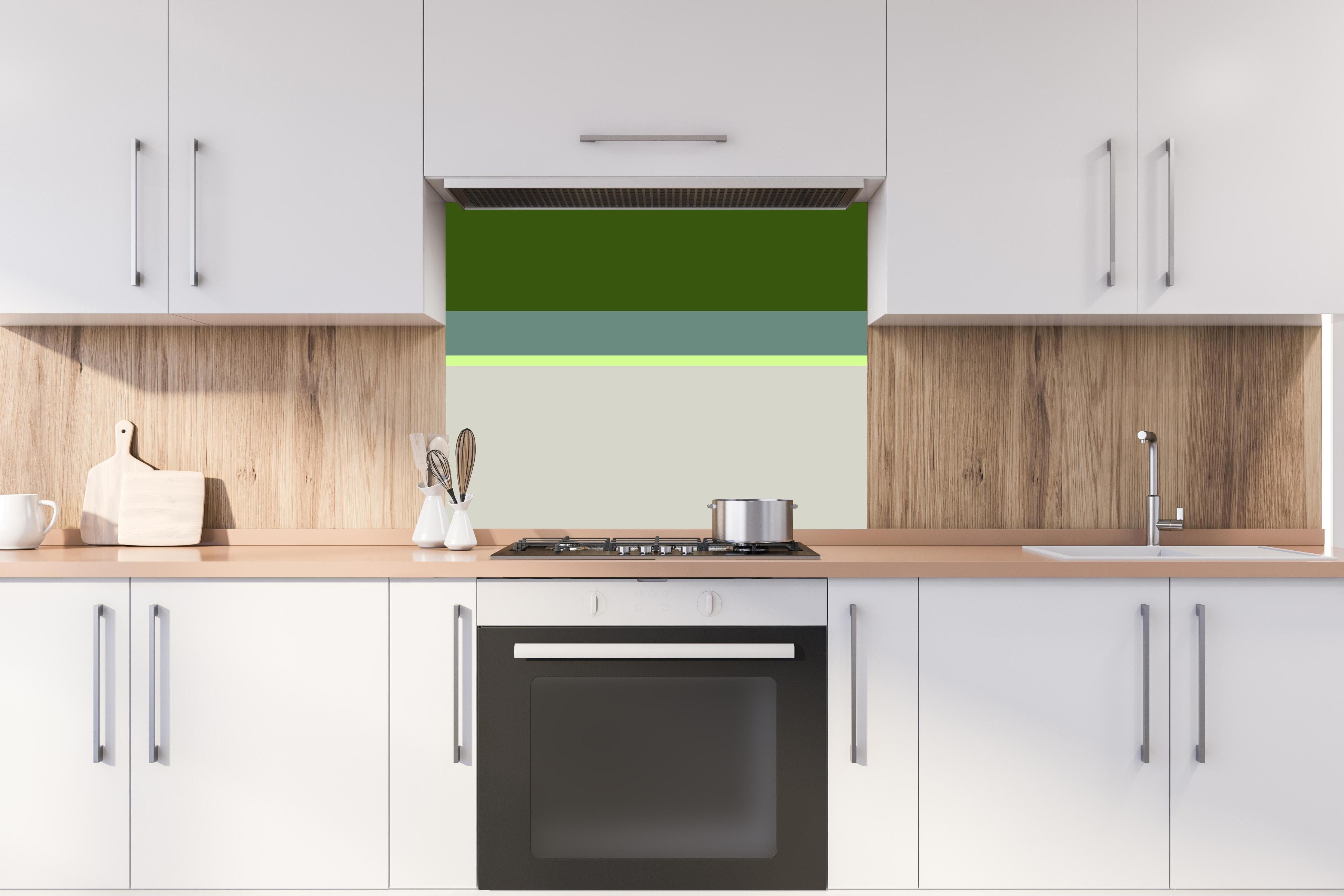 Spritzschutz - The Greens - Horizontal - Granny Smith hinter einem Cerankochfeld zwischen Holz-Kochutensilien