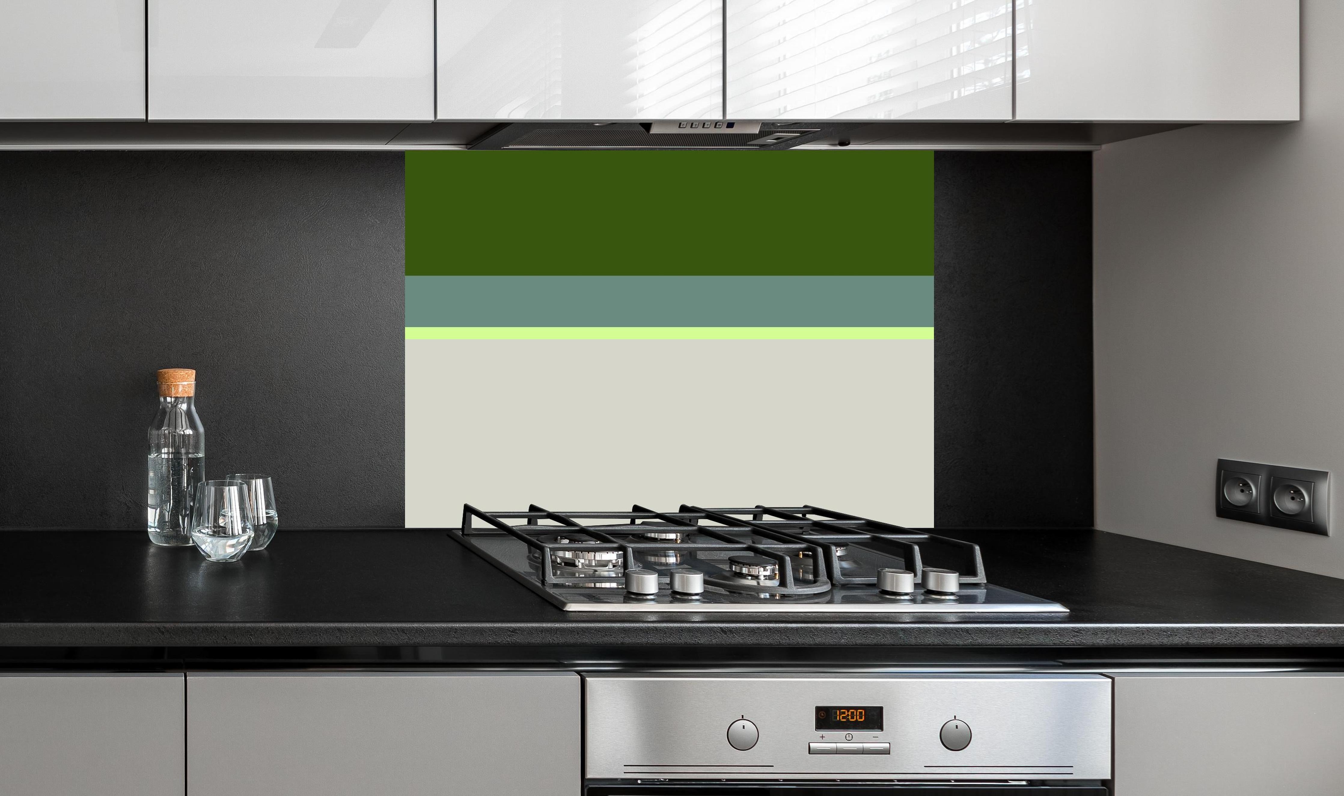 Spritzschutz - The Greens - Horizontal - Granny Smith hinter einem Cerankochfeld zwischen Holz-Kochutensilien