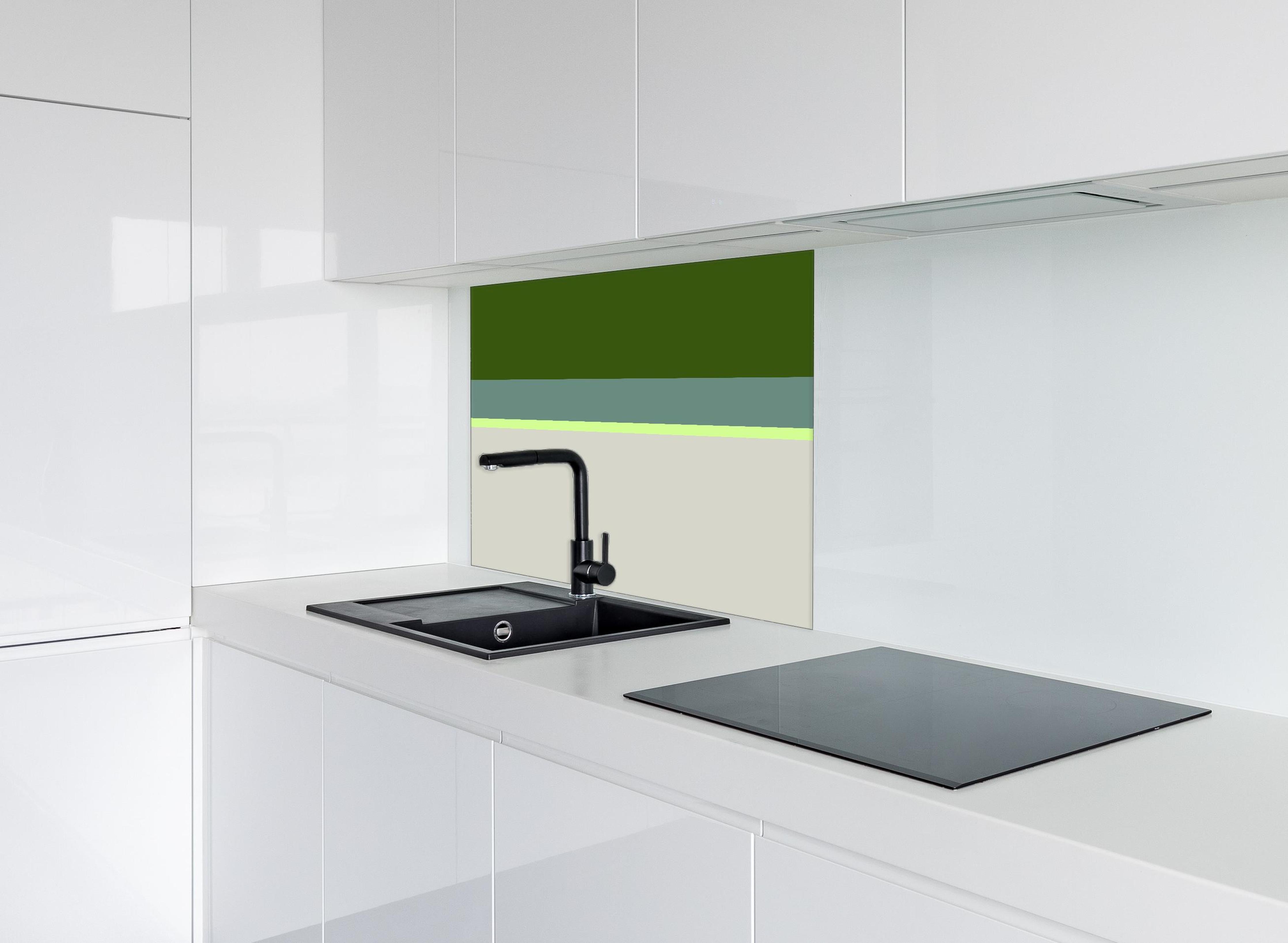 Spritzschutz - The Greens - Horizontal - Granny Smith hinter einem Cerankochfeld zwischen Holz-Kochutensilien