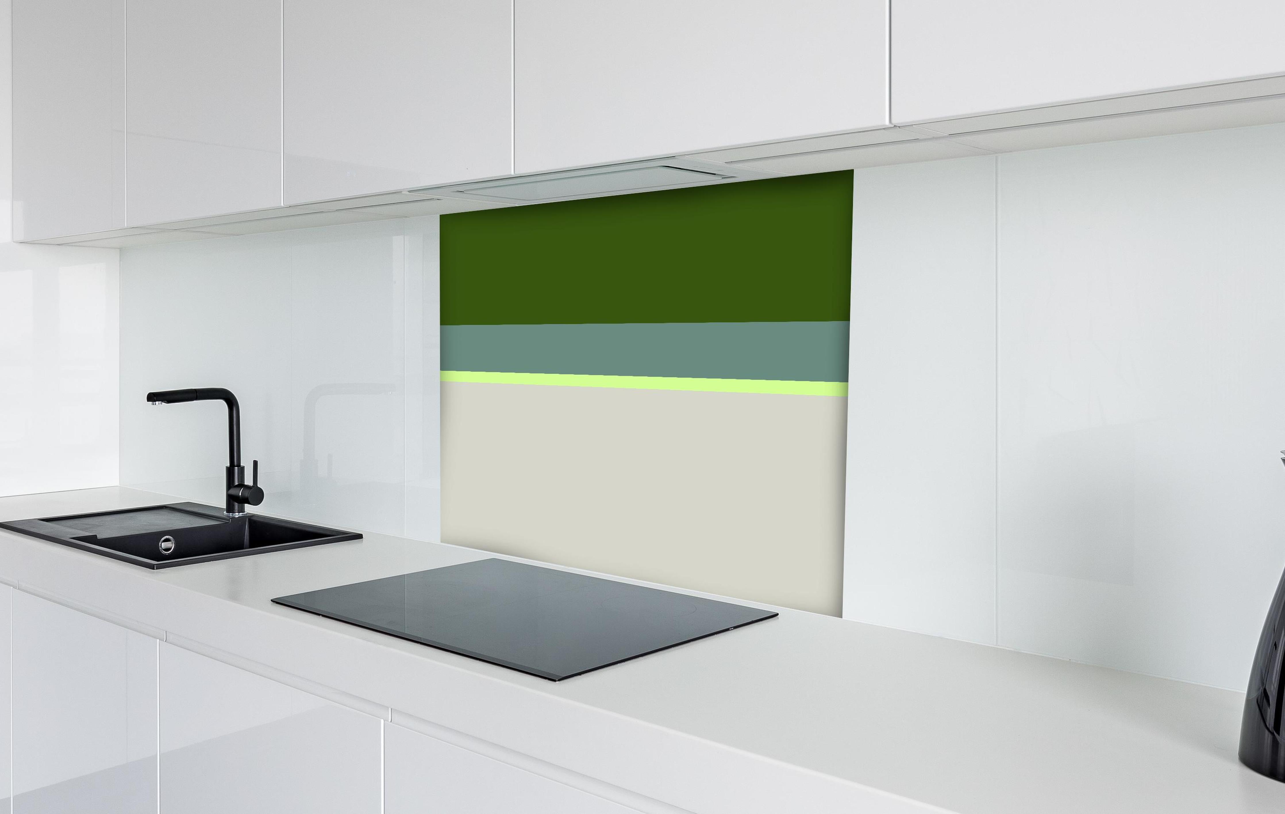 Spritzschutz - The Greens - Horizontal - Granny Smith hinter einem Cerankochfeld zwischen Holz-Kochutensilien