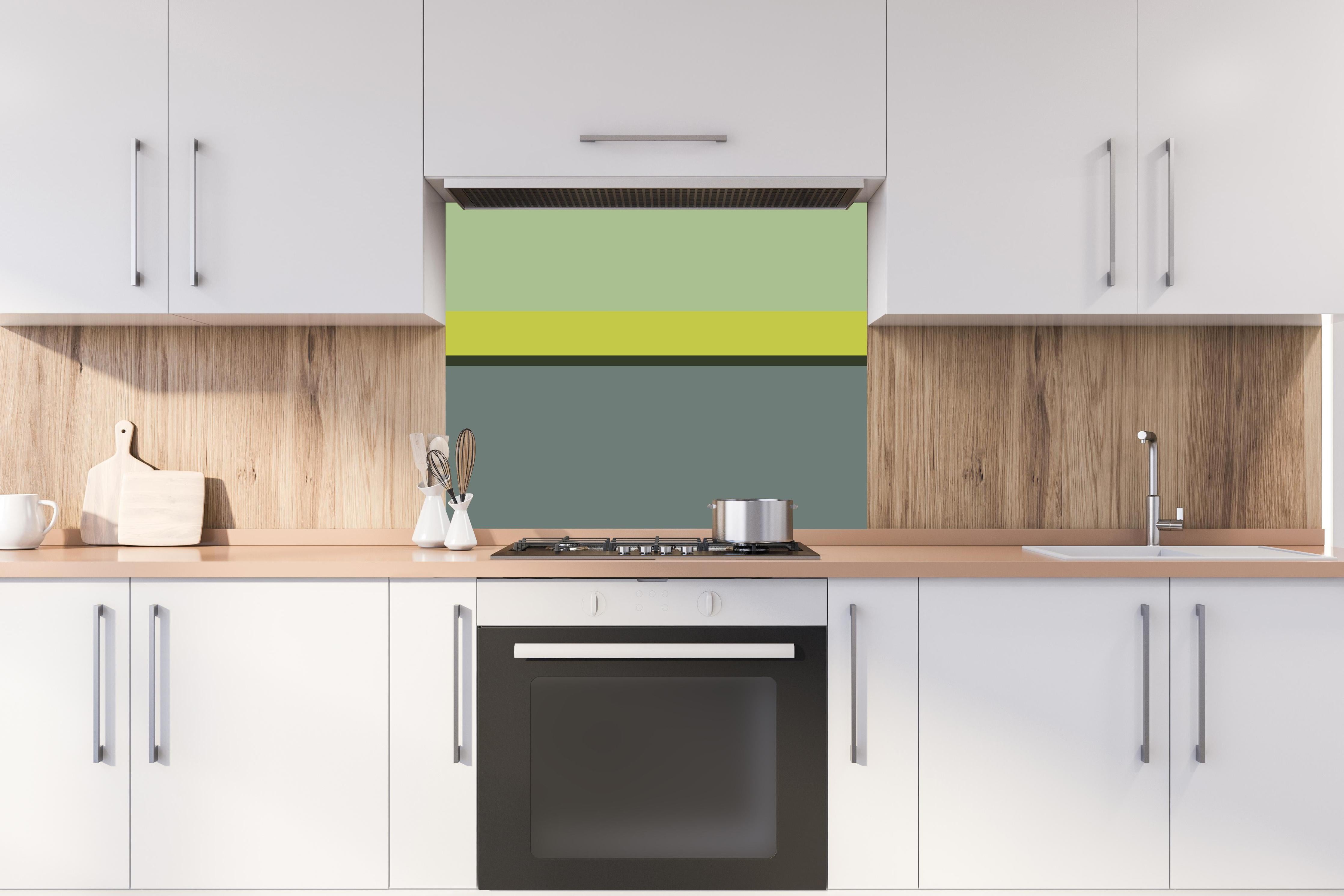 Spritzschutz - The Greens - Horizontal - Matcha hinter einem Cerankochfeld zwischen Holz-Kochutensilien