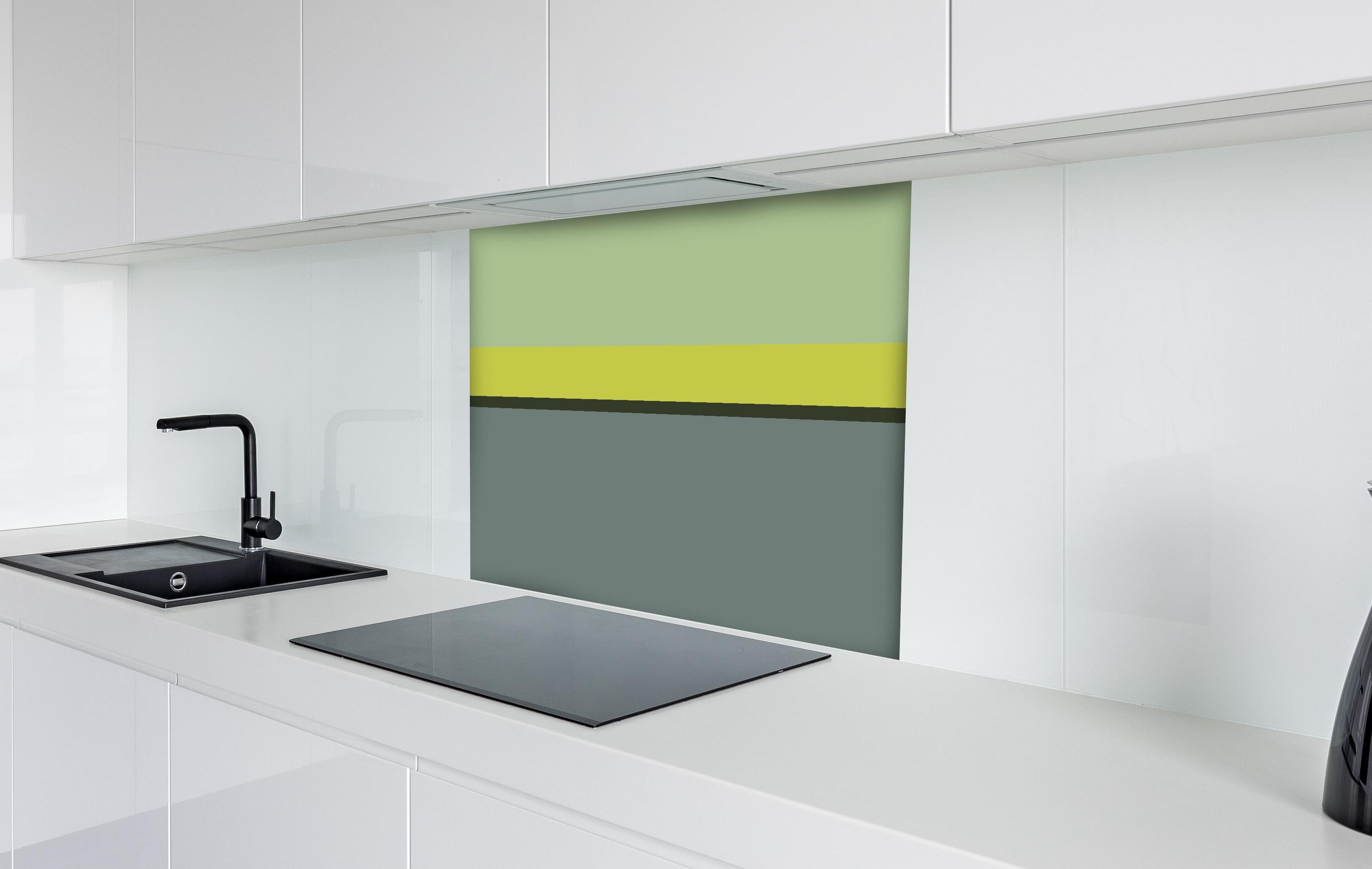 Spritzschutz - The Greens - Horizontal - Matcha hinter einem Cerankochfeld zwischen Holz-Kochutensilien