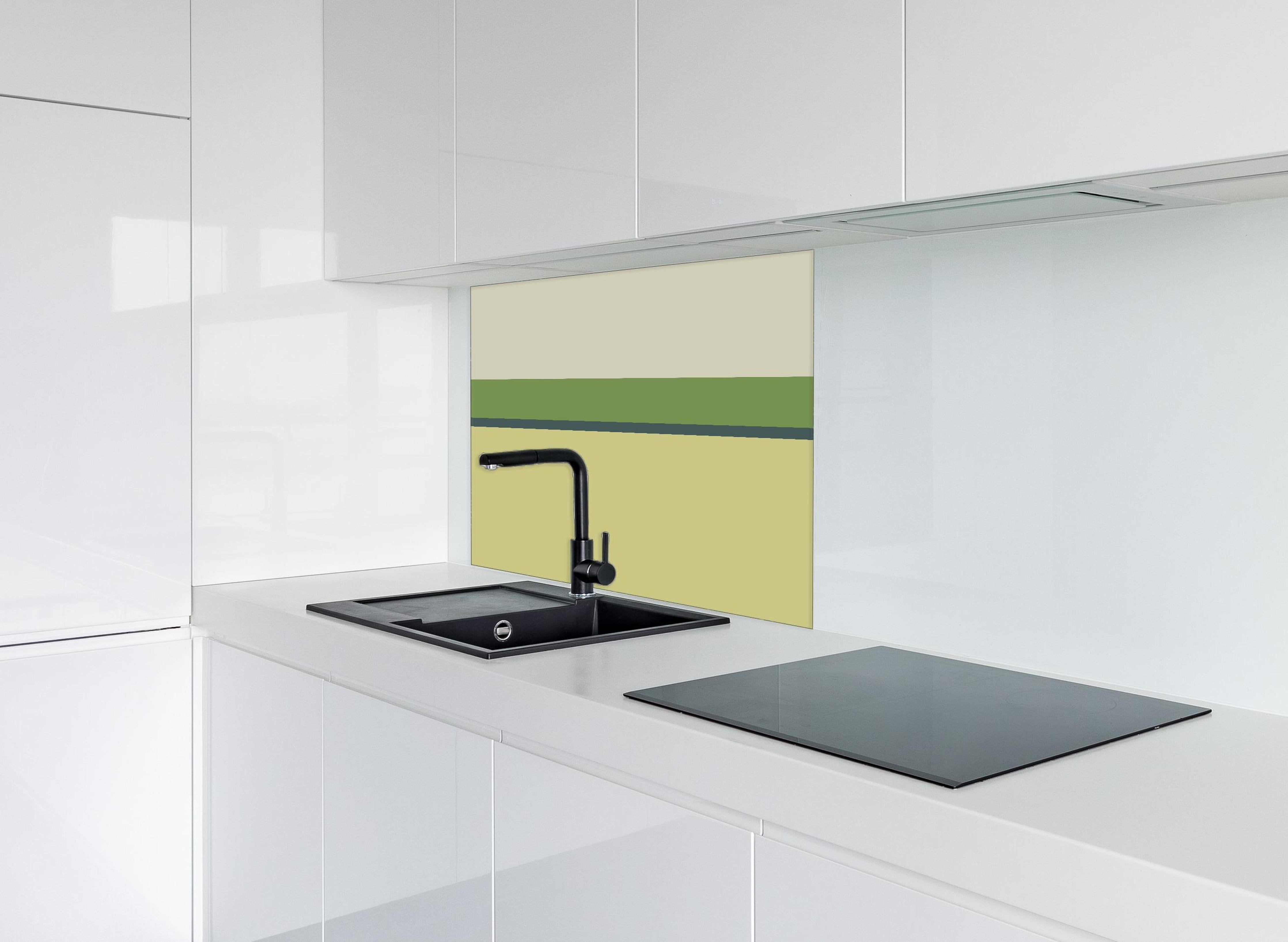 Spritzschutz - The Greens - Horizontal - Pistachio hinter einem Cerankochfeld zwischen Holz-Kochutensilien