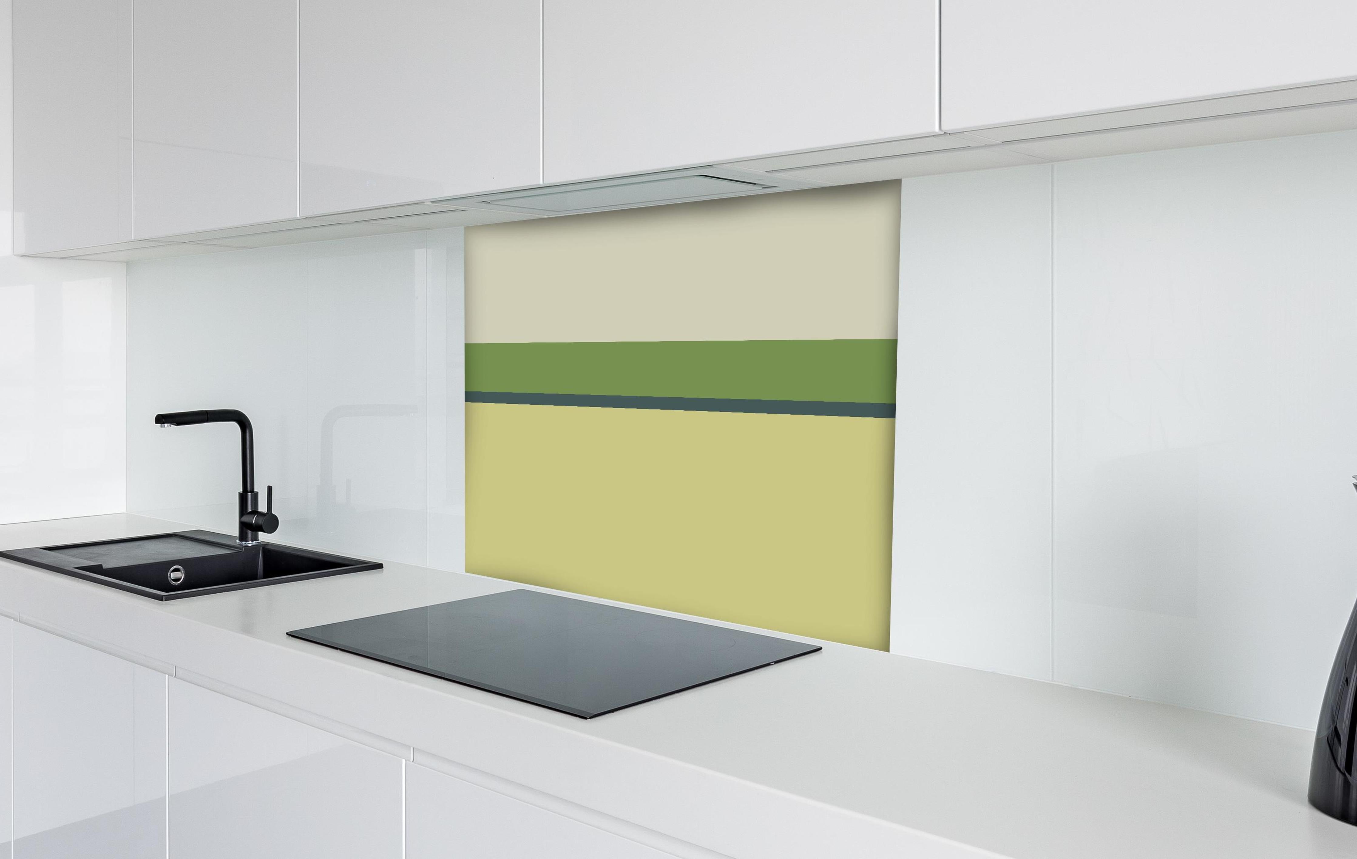 Spritzschutz - The Greens - Horizontal - Pistachio hinter einem Cerankochfeld zwischen Holz-Kochutensilien