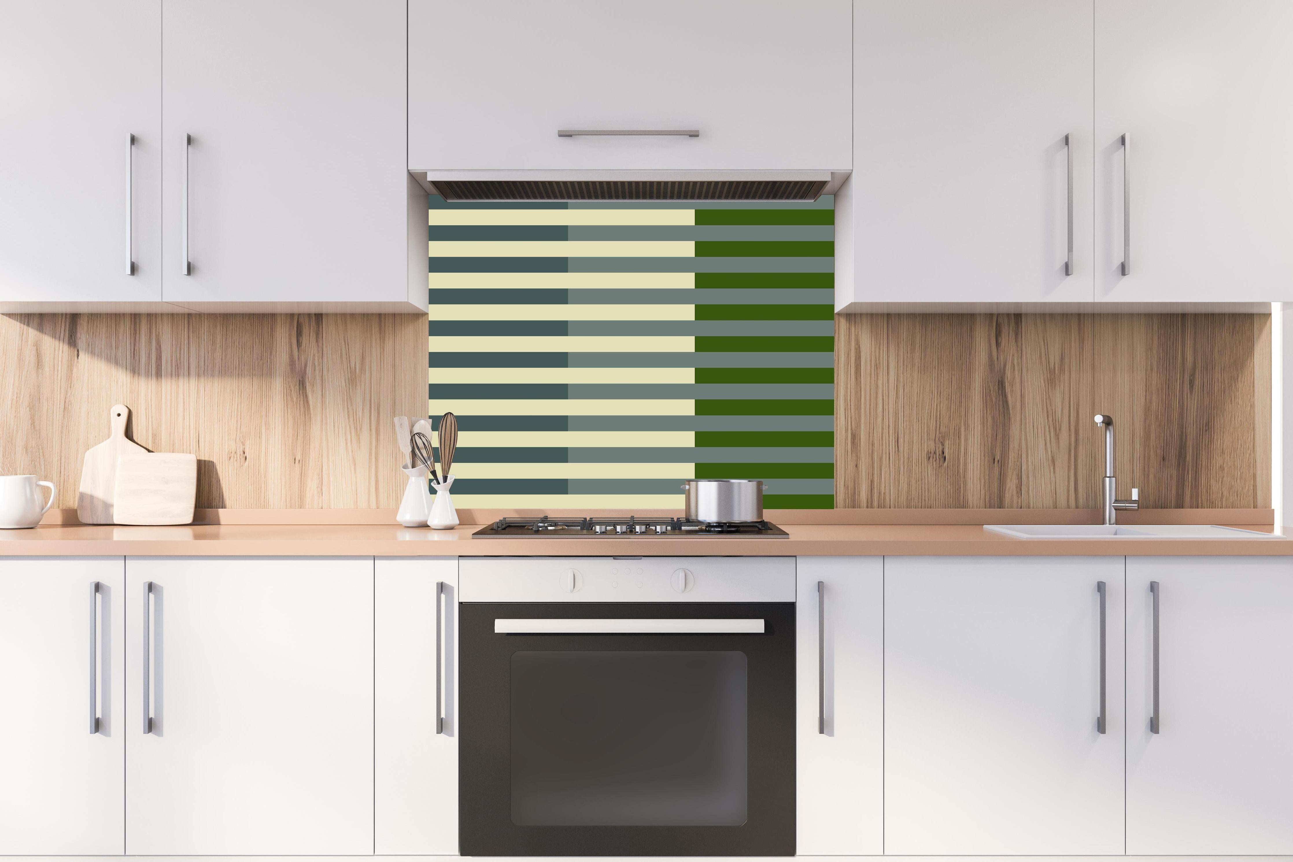 Spritzschutz - The Greens - Multy Stripes - Avocado hinter einem Cerankochfeld zwischen Holz-Kochutensilien